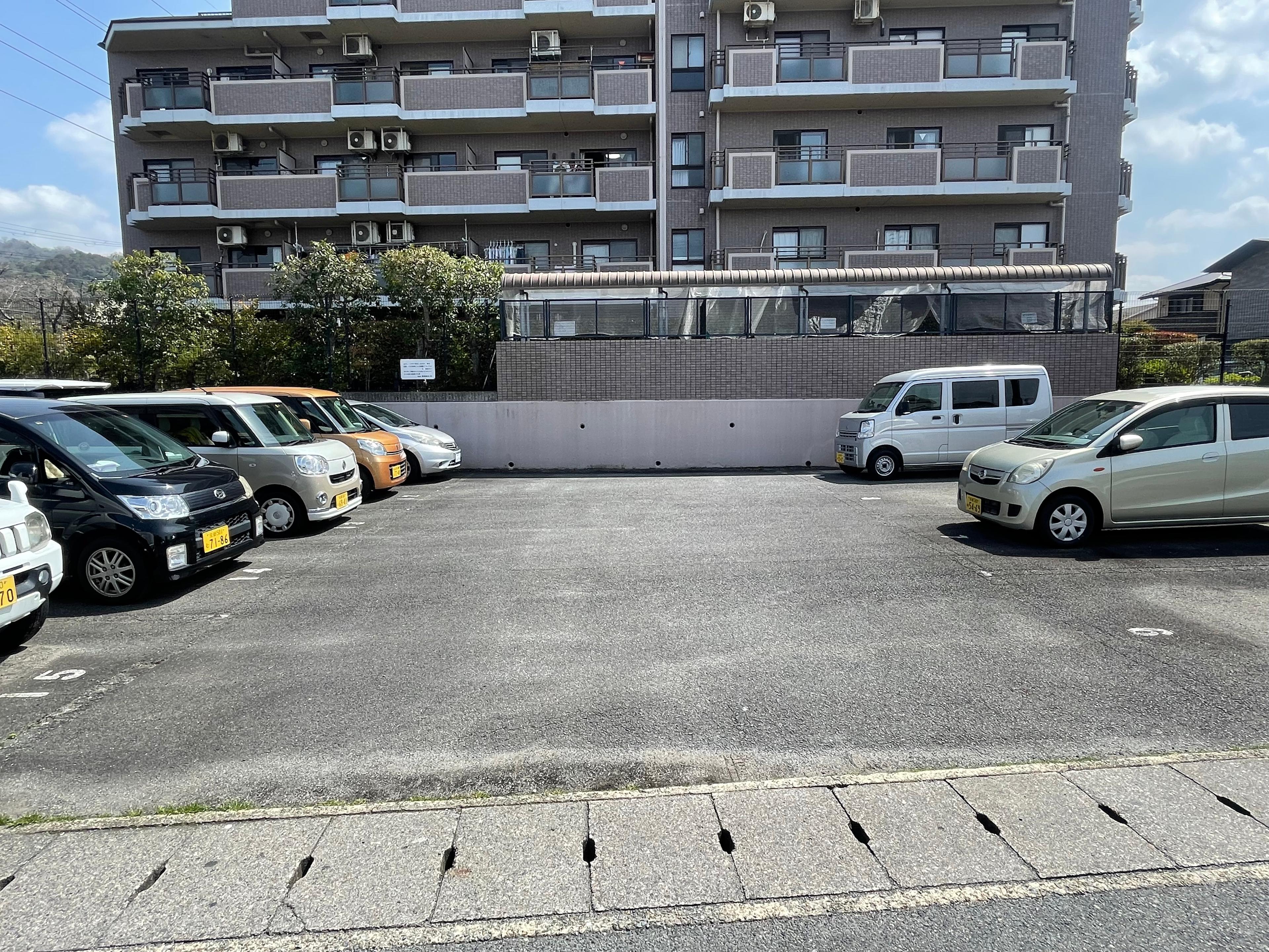 辻本ガレージの外観・駐車場イメージ1枚目