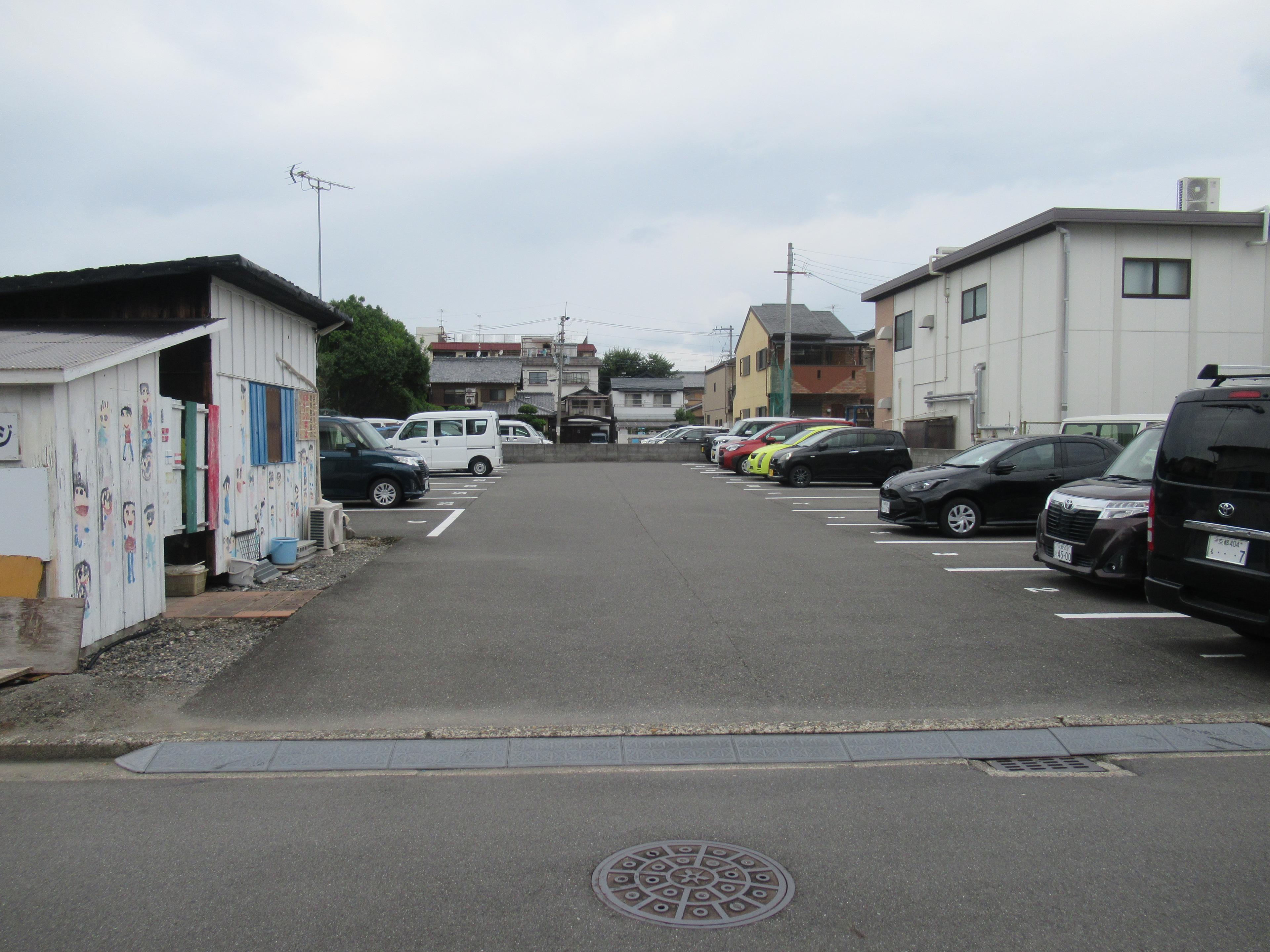 畑の横のガレージの外観・駐車場イメージ1枚目