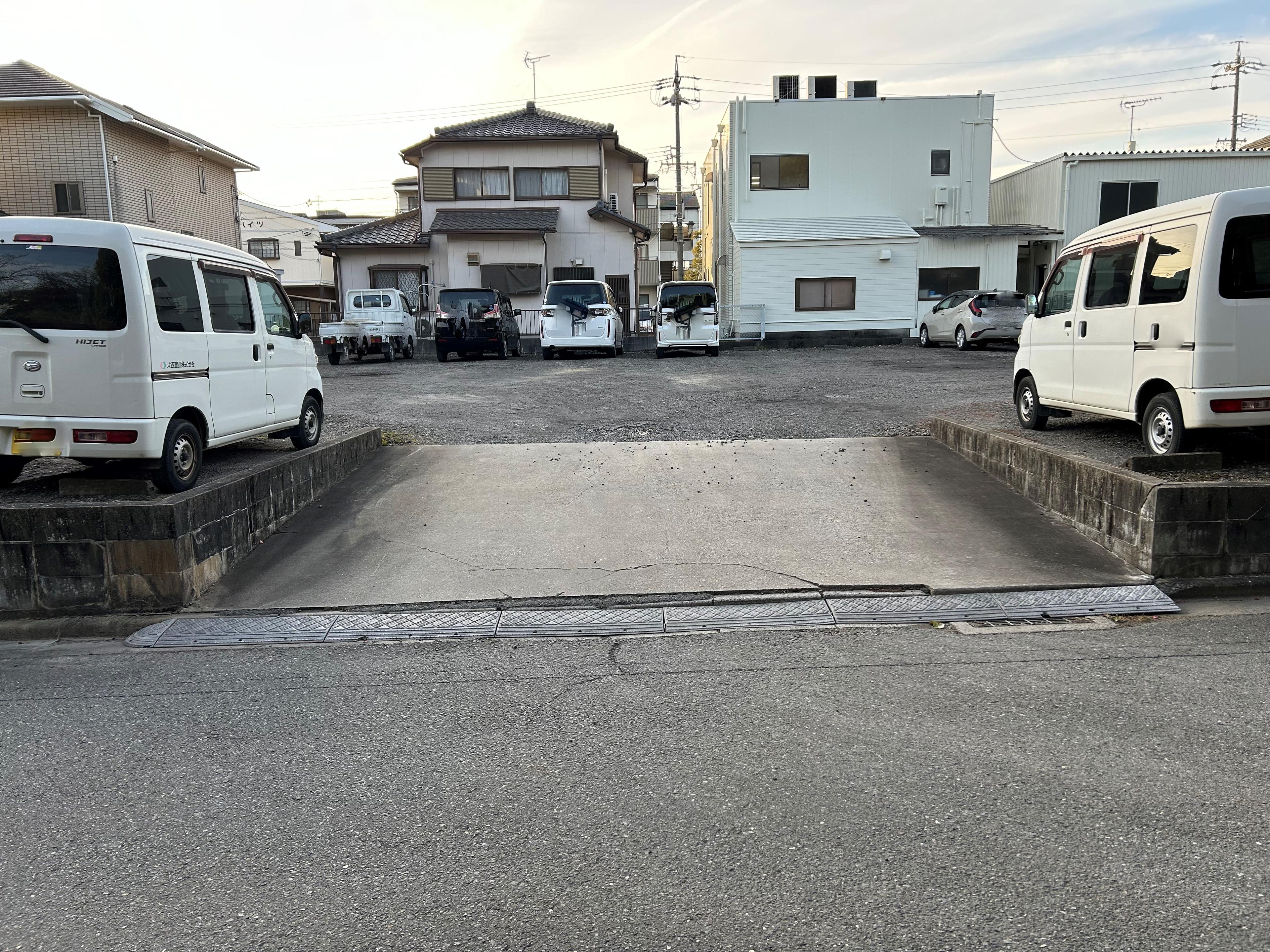 000110の外観・駐車場イメージ1枚目
