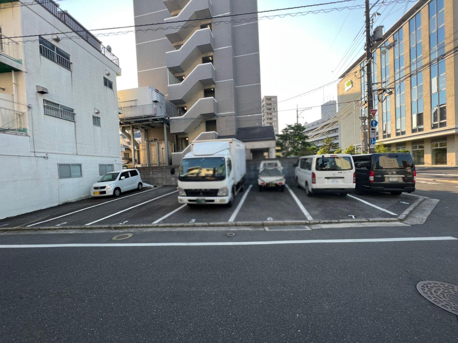 片山ガレージの外観・駐車場イメージ2枚目