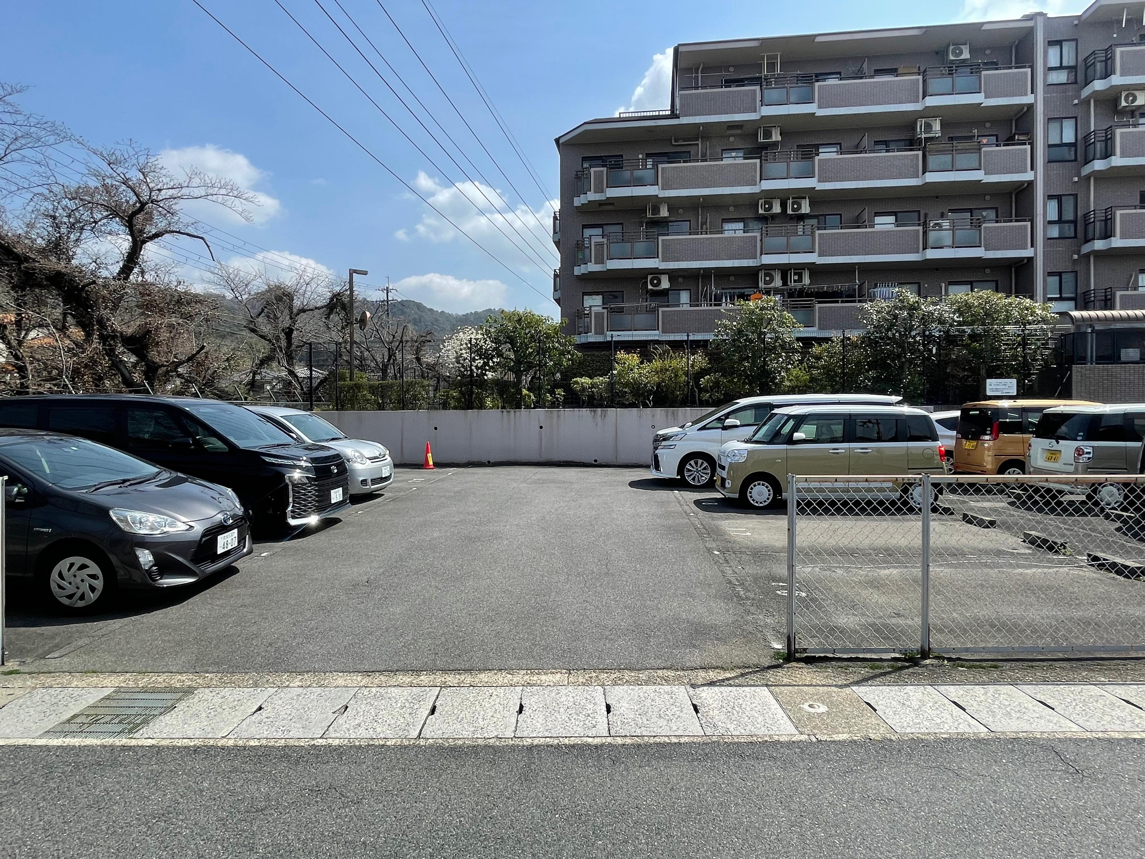 辻本ガレージの外観・駐車場イメージ2枚目