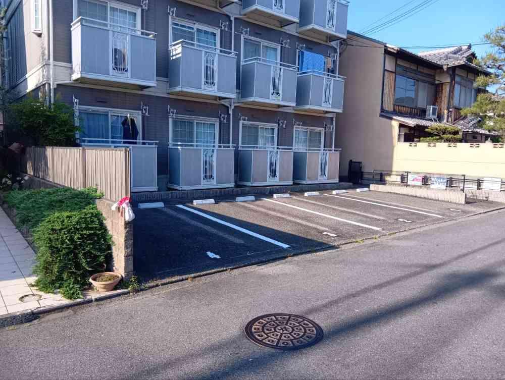 コーポアイリスの外観・駐車場イメージ1枚目