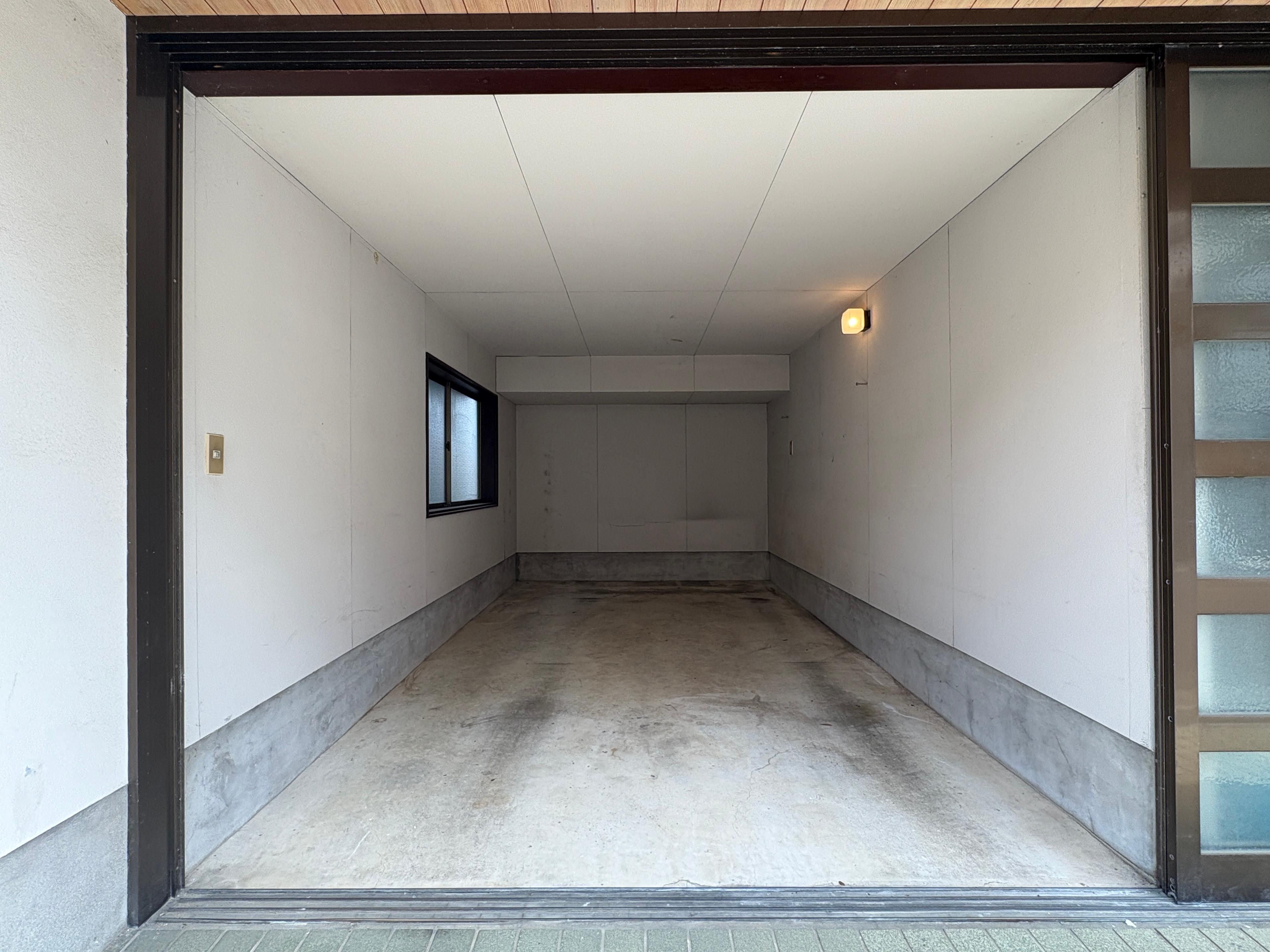 東長江町Tガレージの外観・駐車場イメージ1枚目