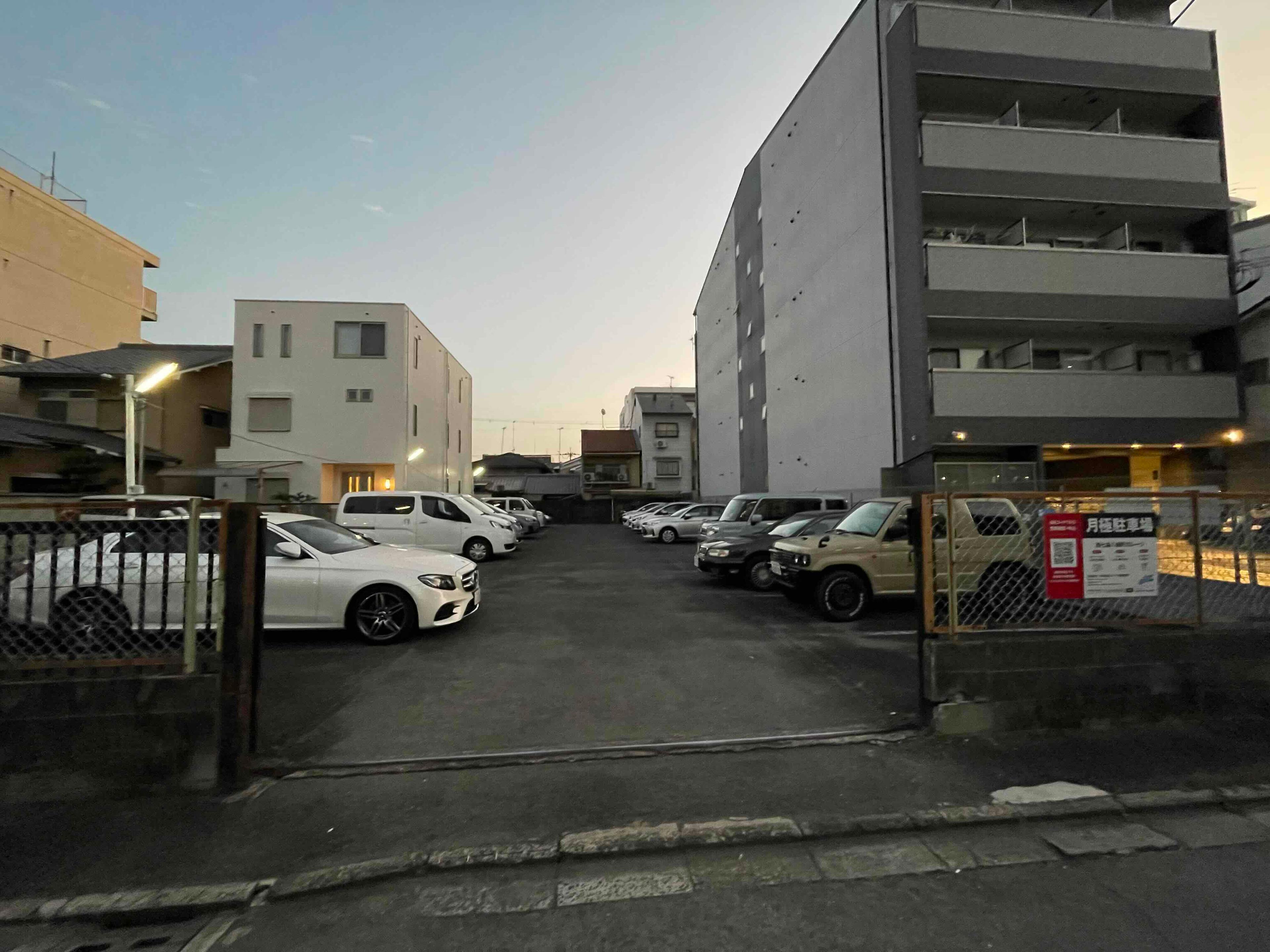 西七条八幡町ガレージの外観・駐車場イメージ1枚目