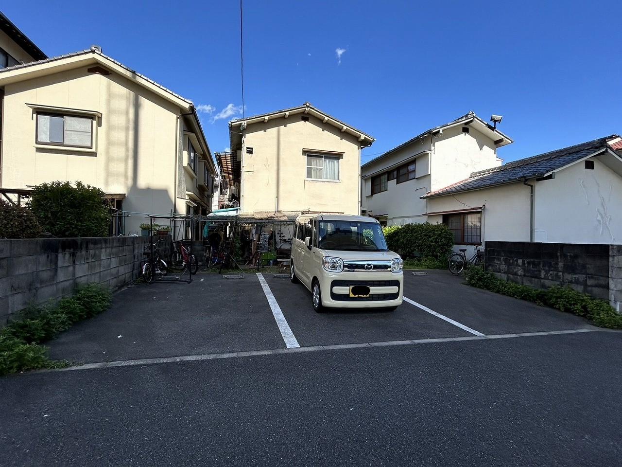 胡子荘ガレージの外観・駐車場イメージ1枚目