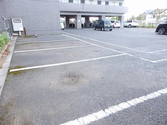 ガーデンヒルズ中山の外観・駐車場イメージ2枚目