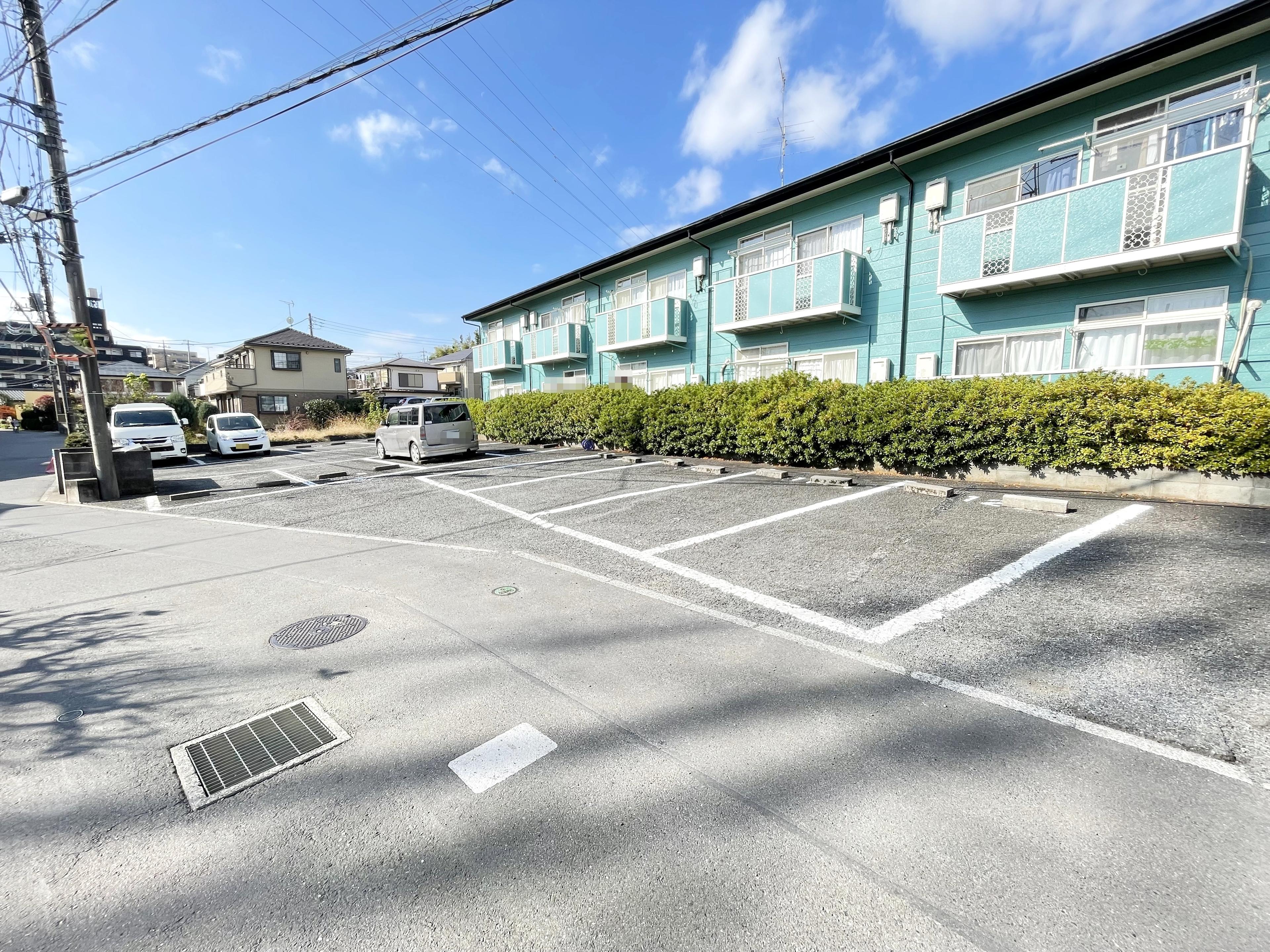 ファミールみだしの敷地内駐車場の外観・駐車場イメージ1枚目