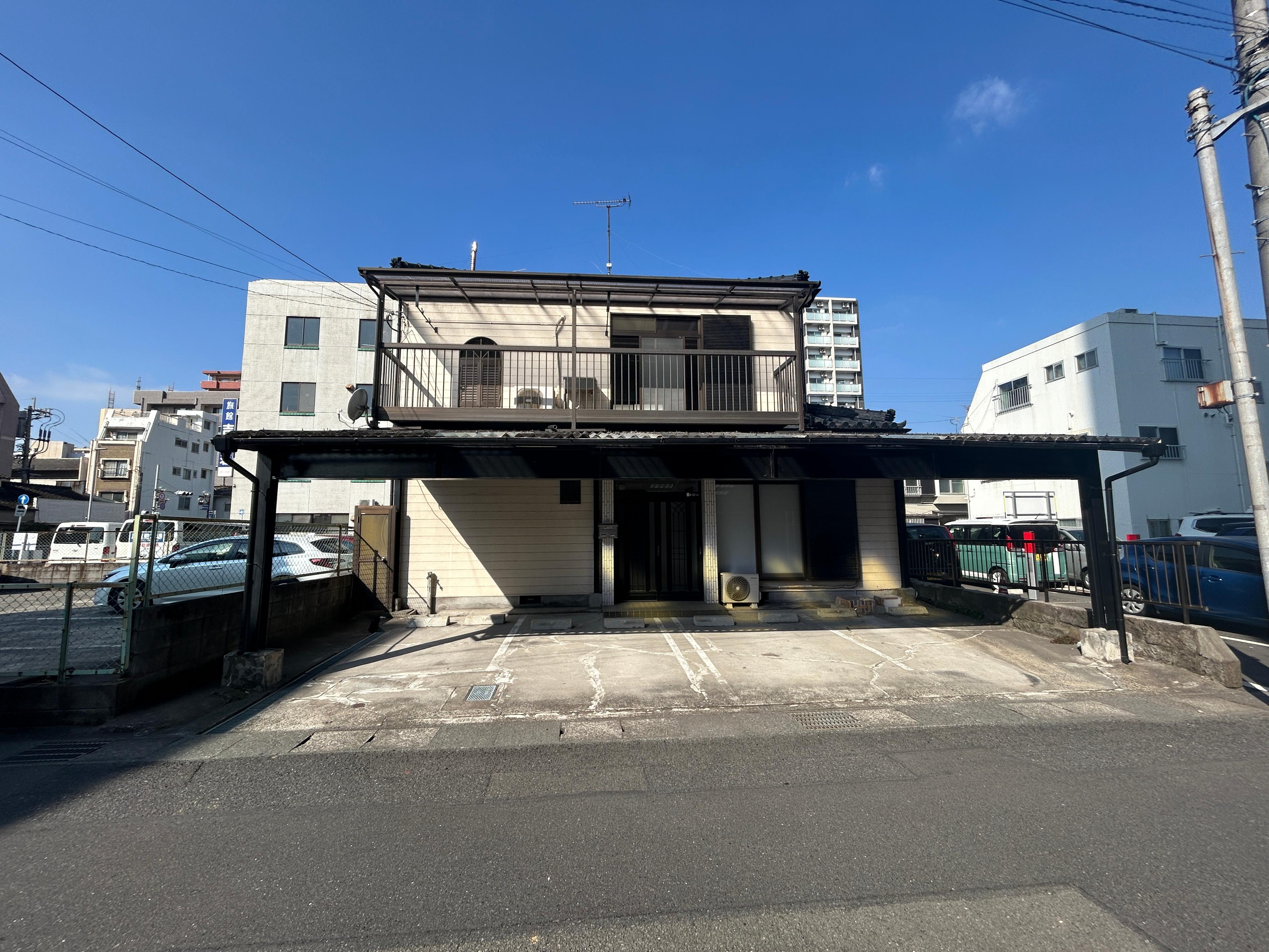 易居町貸家の外観・駐車場イメージ1枚目