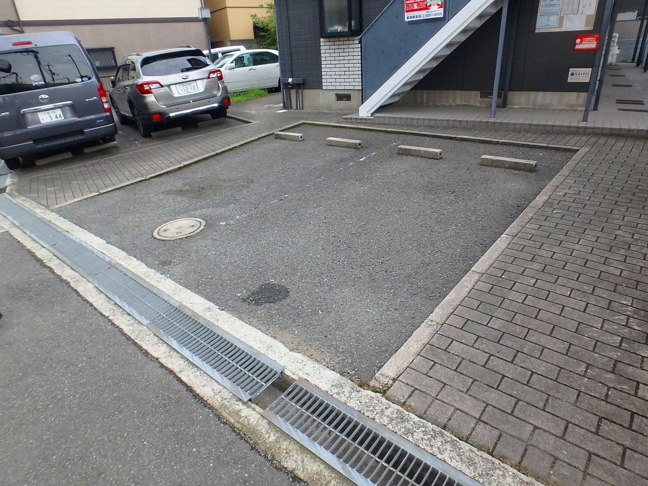 岡町西山ハイツ敷地内駐車場の外観・駐車場イメージ2枚目
