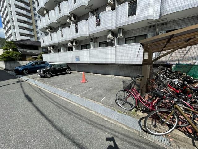 シャトー金口ガレージの外観・駐車場イメージ3枚目