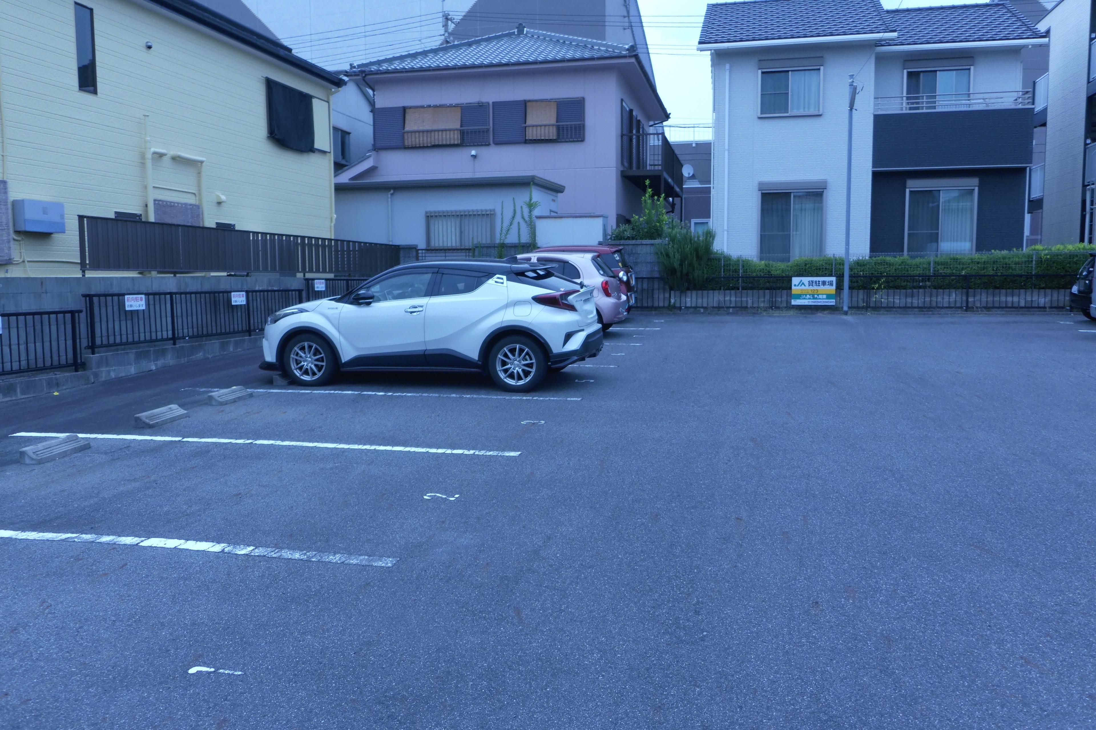 320123の外観・駐車場イメージ2枚目