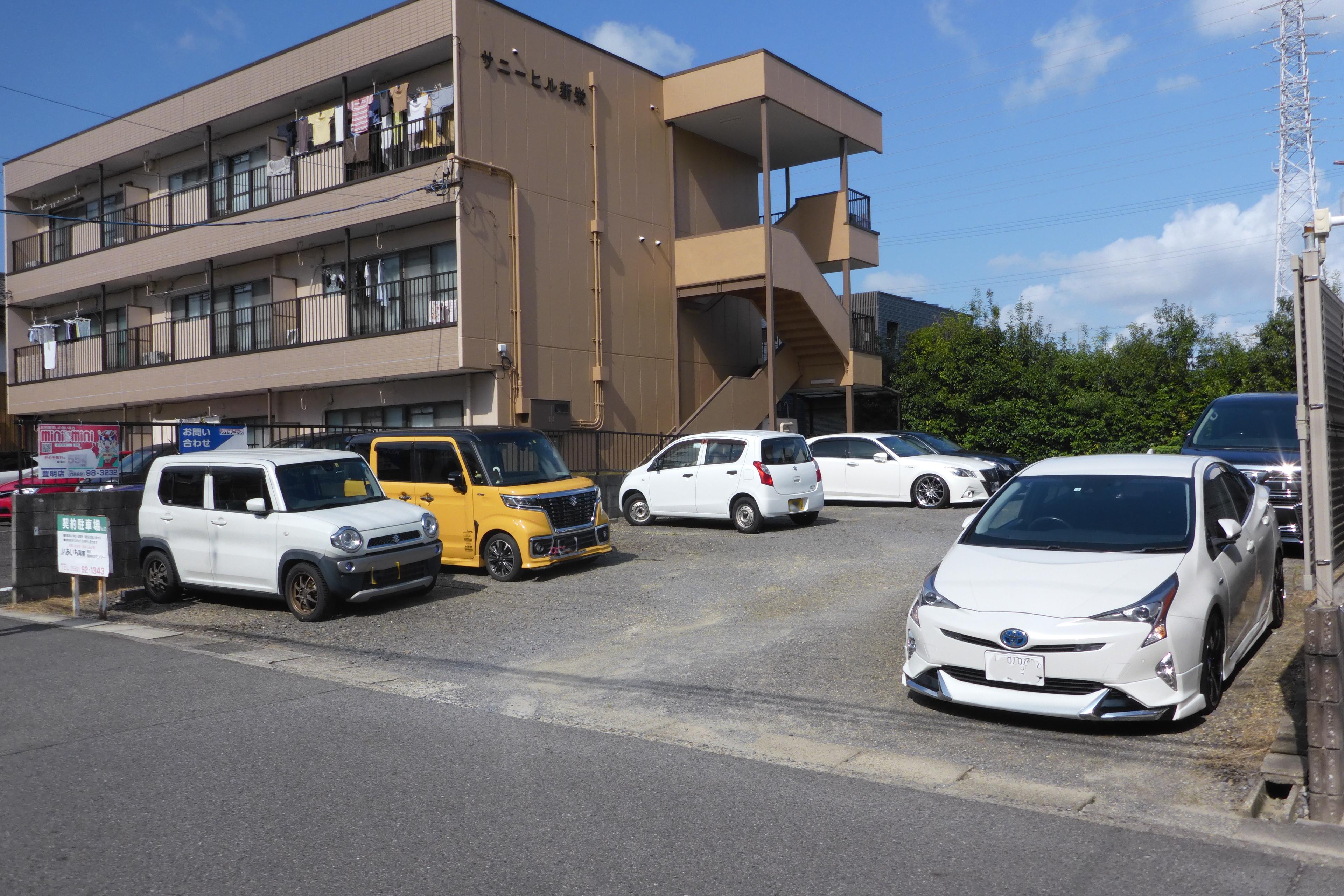 320020の外観・駐車場イメージ1枚目