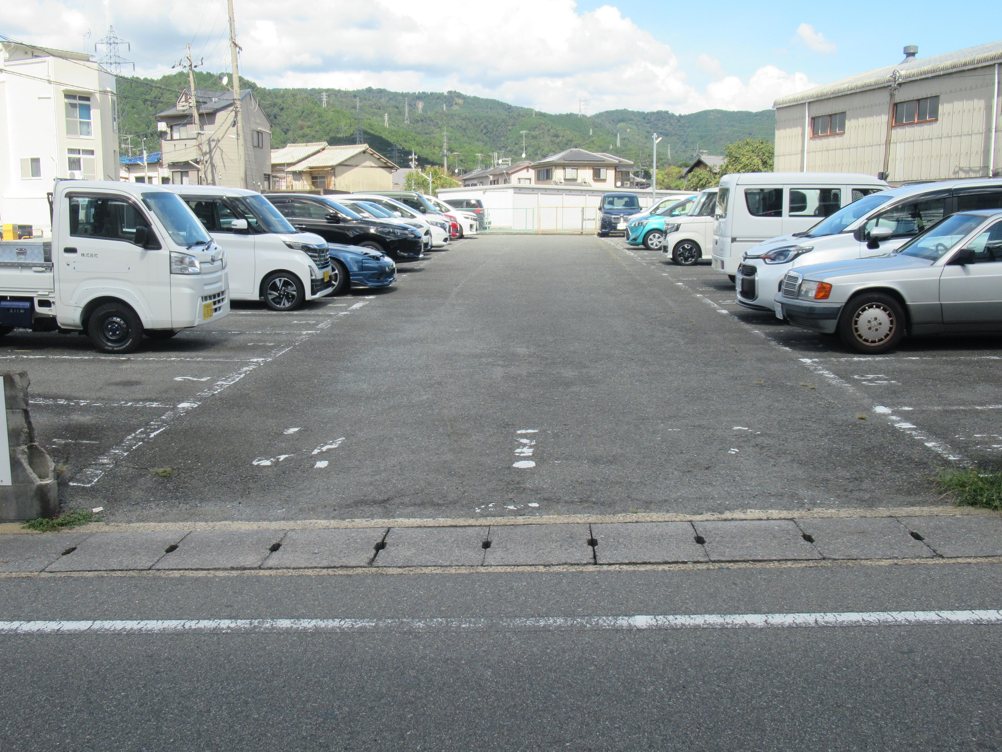 岩田ガレージ１の外観・駐車場イメージ2枚目