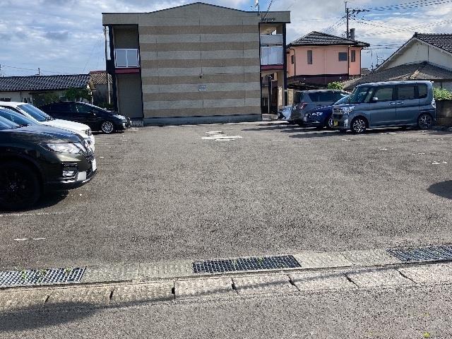 ドミール上川内(30066)の外観・駐車場イメージ1枚目