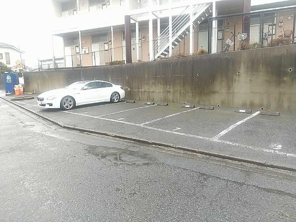 カルフール(13924)の外観・駐車場イメージ1枚目