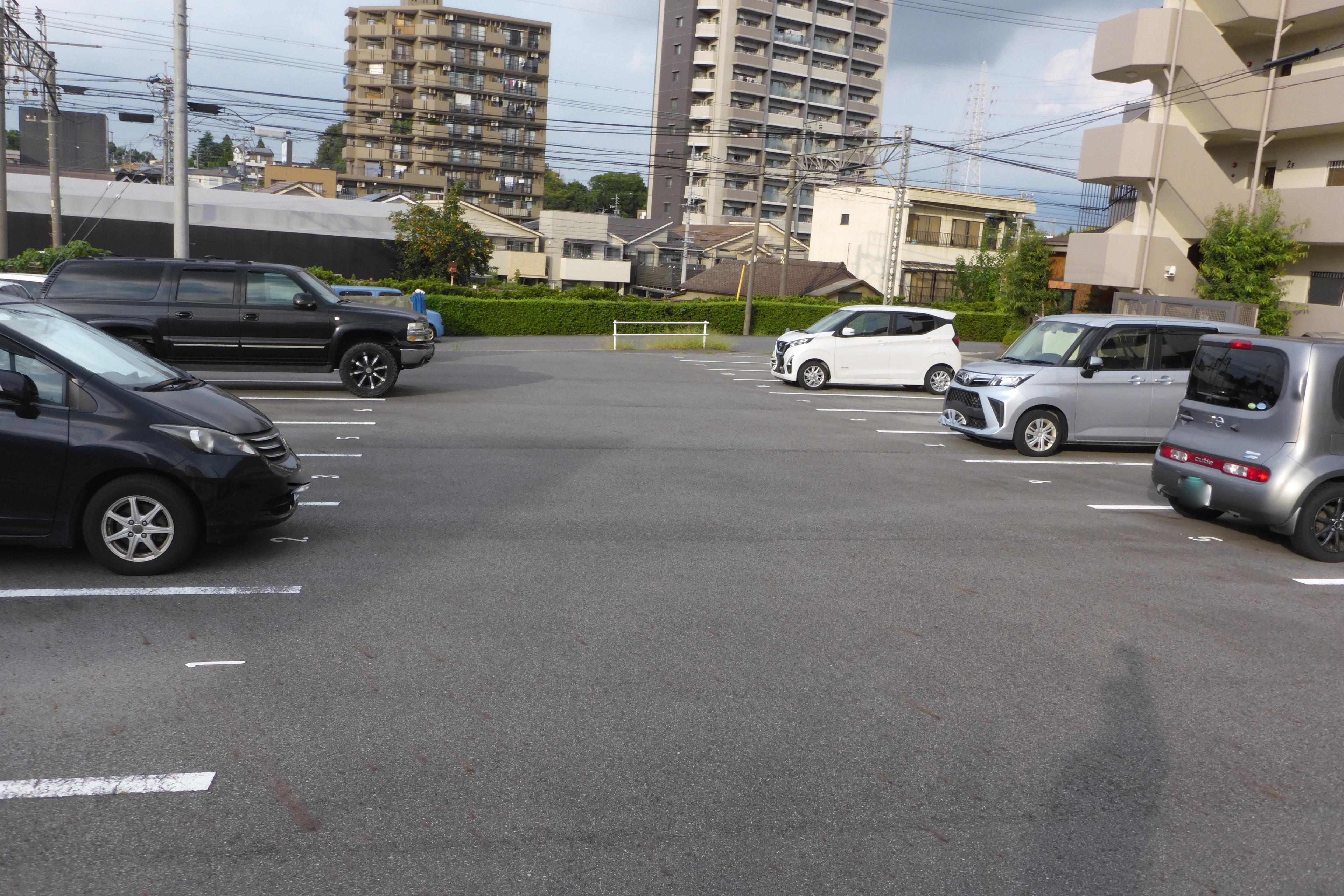 320122の外観・駐車場イメージ2枚目