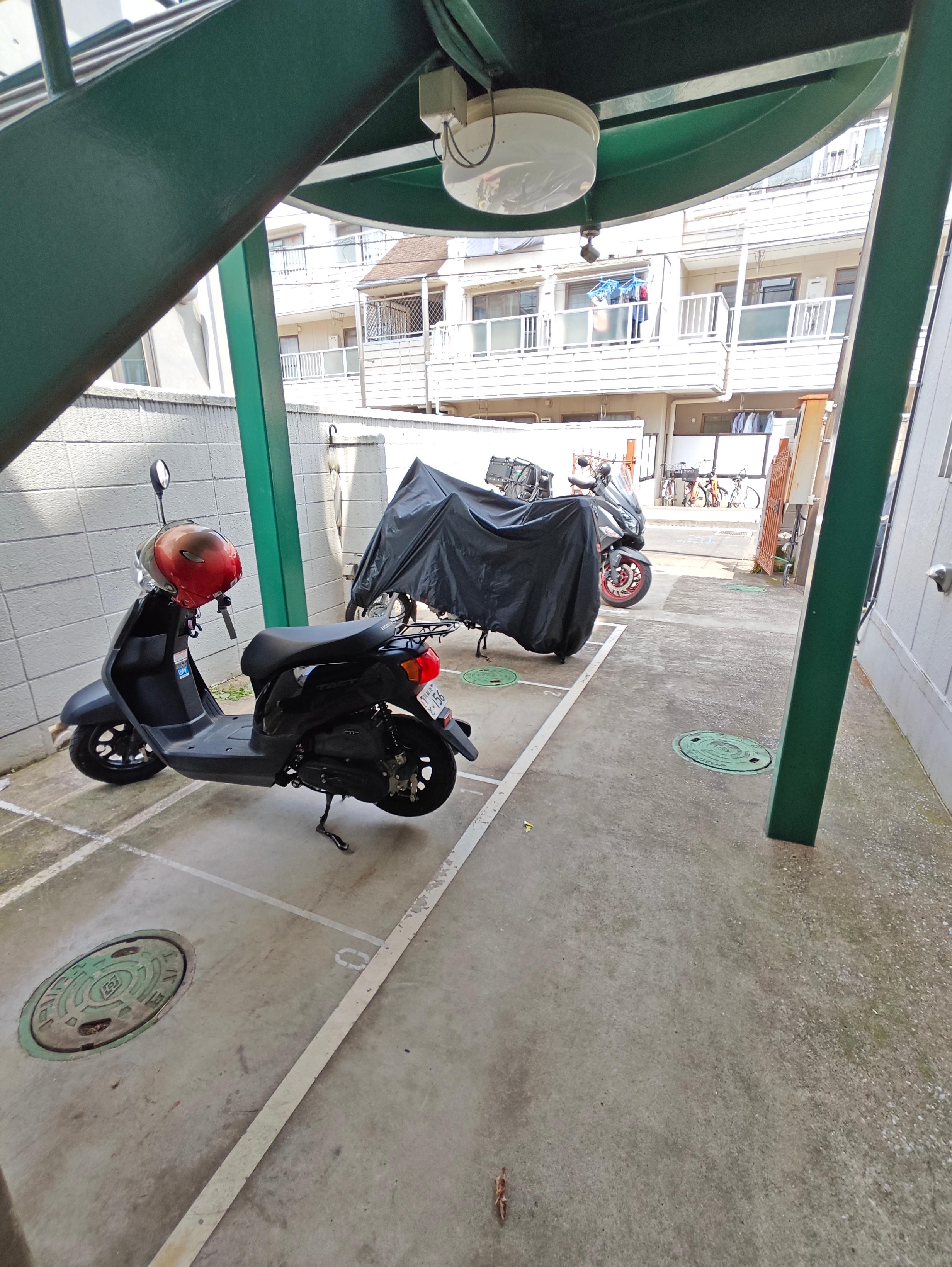 スターハイムバイク置場の外観・駐車場イメージ1枚目