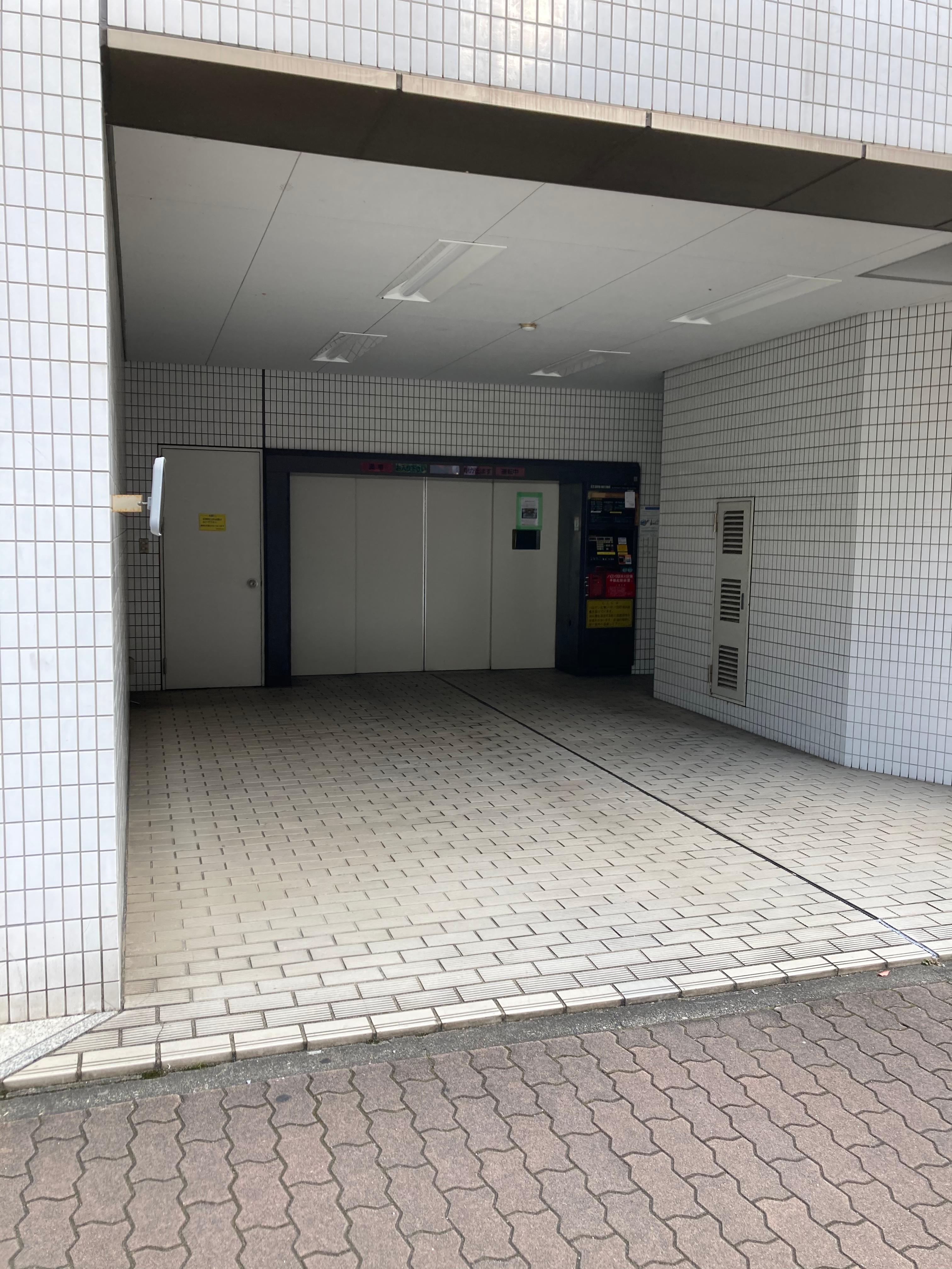 サカエスカイビルの外観・駐車場イメージ1枚目
