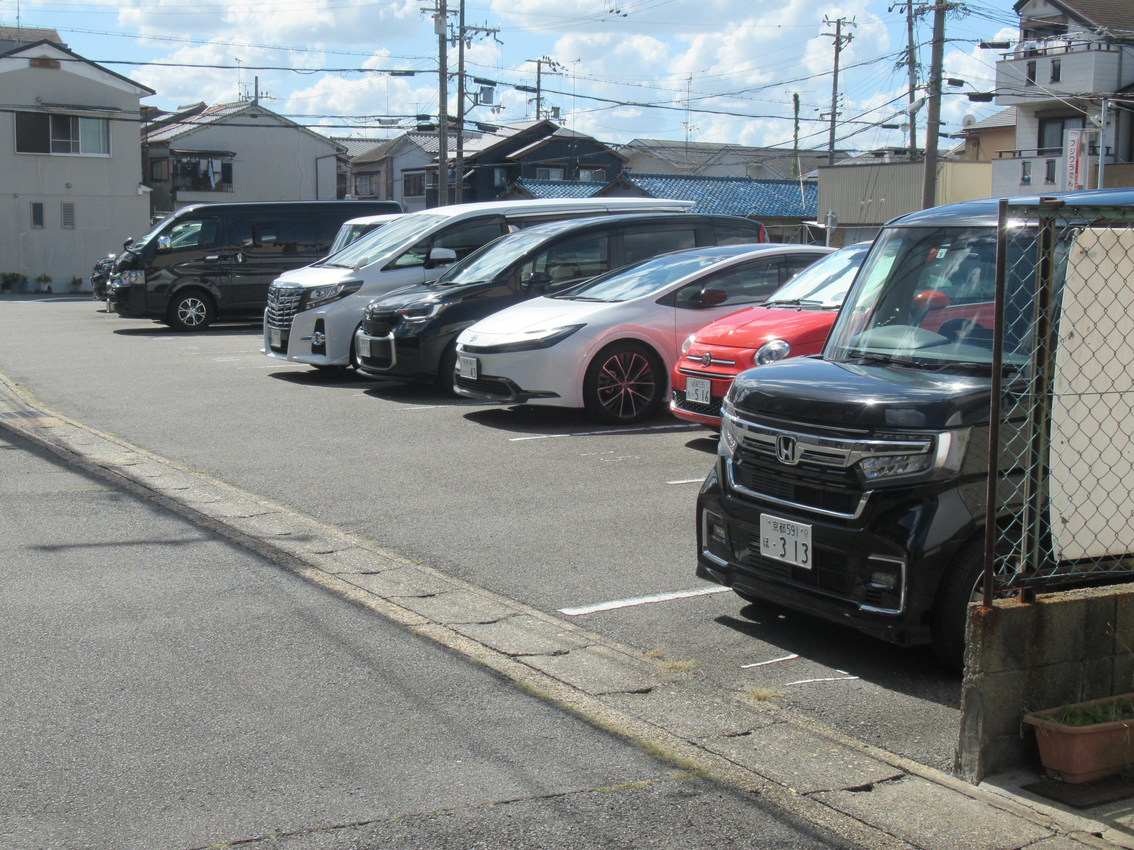 岩田ガレージ2の外観・駐車場イメージ2枚目