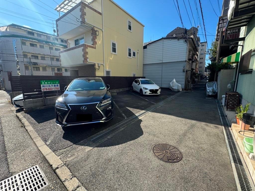 友田ガレージの外観・駐車場イメージ1枚目