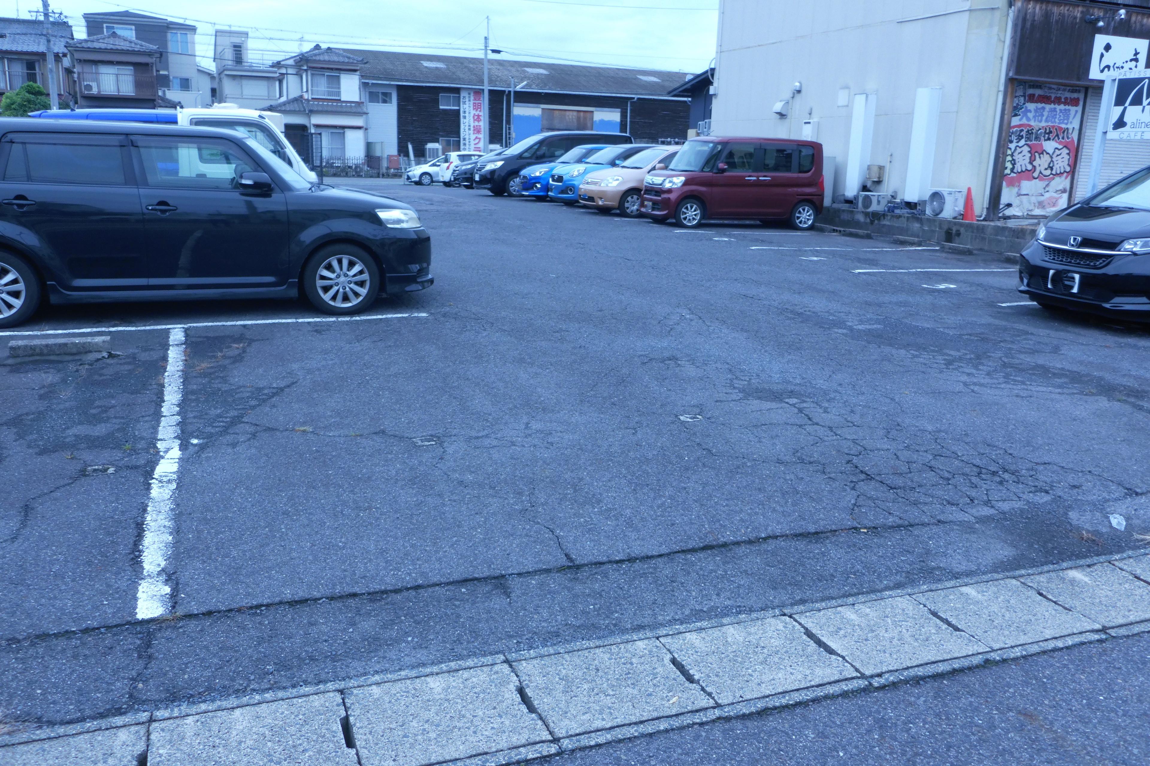 320003の外観・駐車場イメージ1枚目