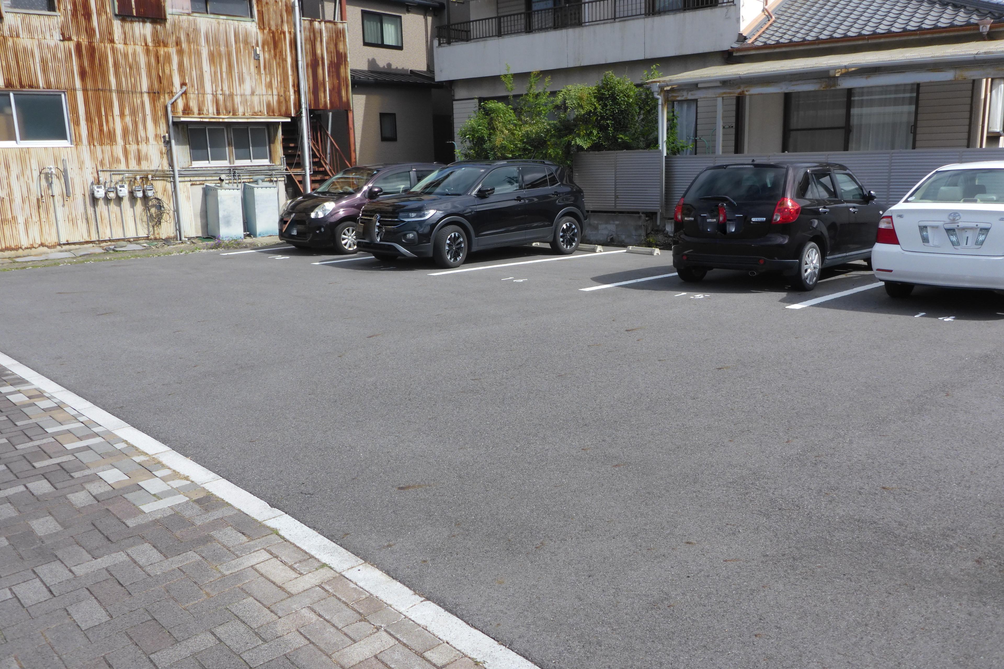 320121の外観・駐車場イメージ1枚目