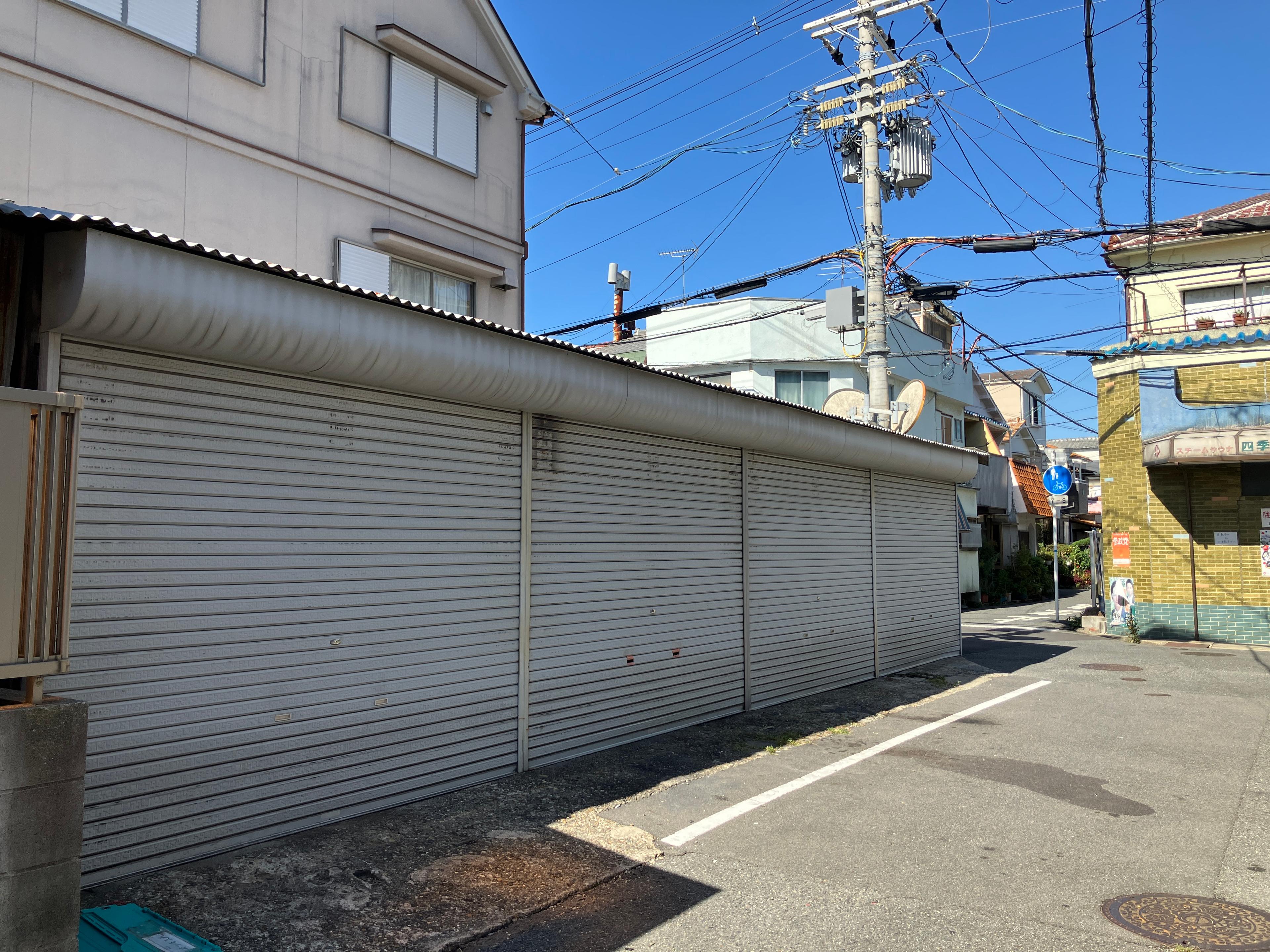 池田旭町シャッター付き駐車場の外観・駐車場イメージ1枚目