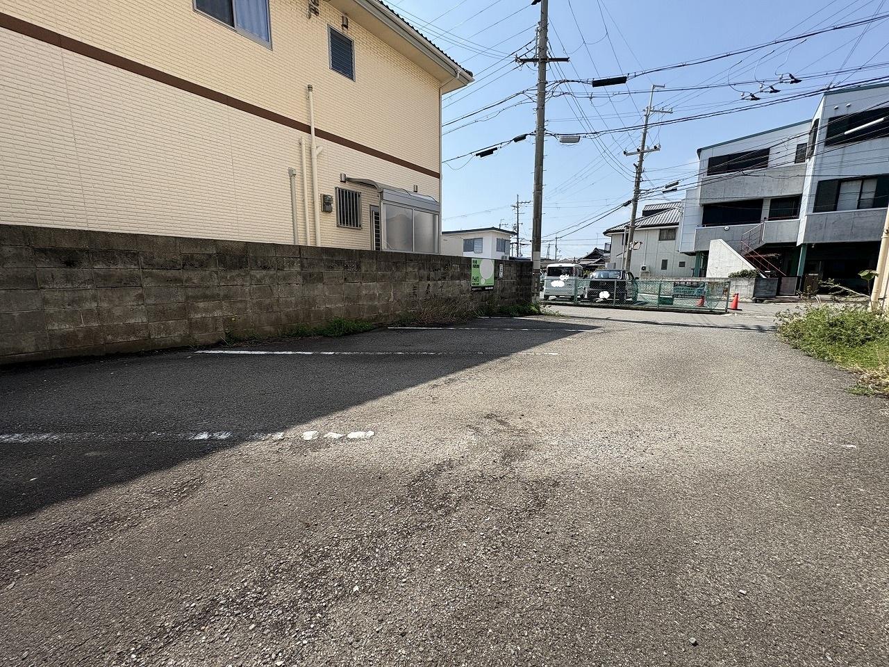 市小路月極駐車場の外観・駐車場イメージ2枚目