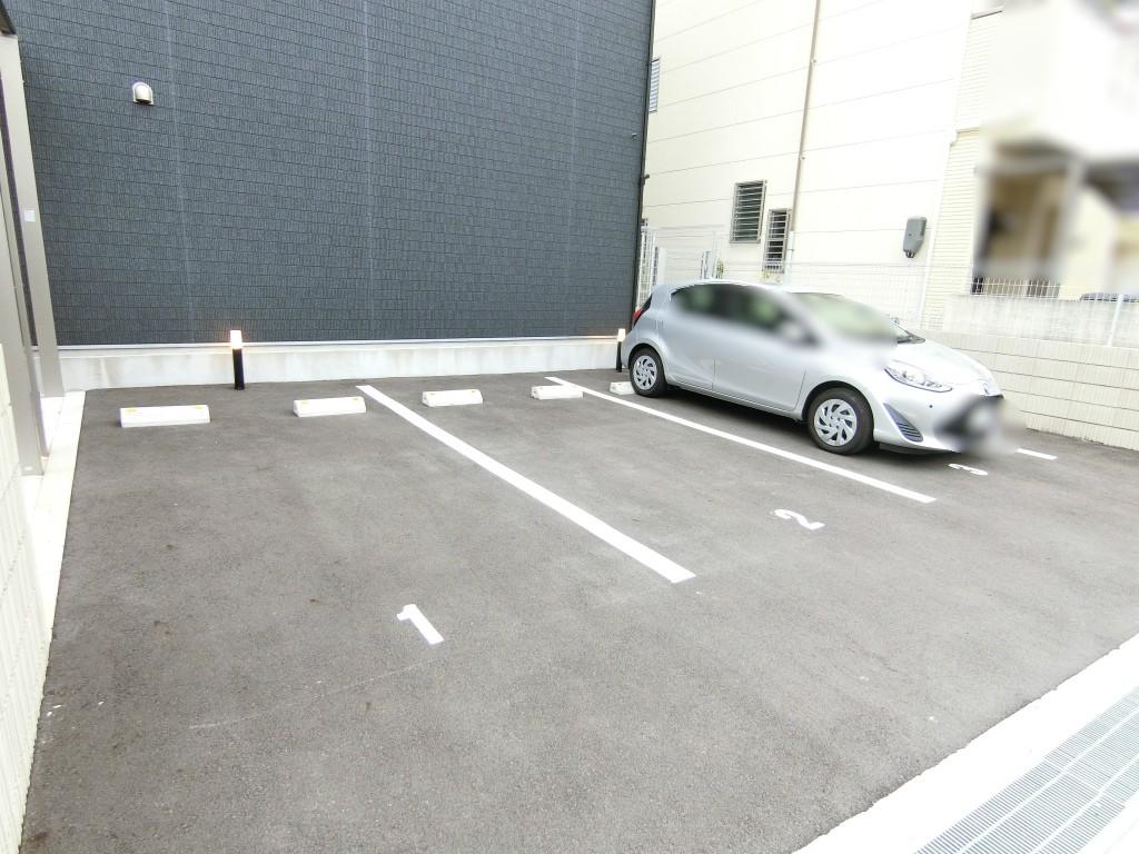 リブリ・グレンヌ駐車場の外観・駐車場イメージ1枚目