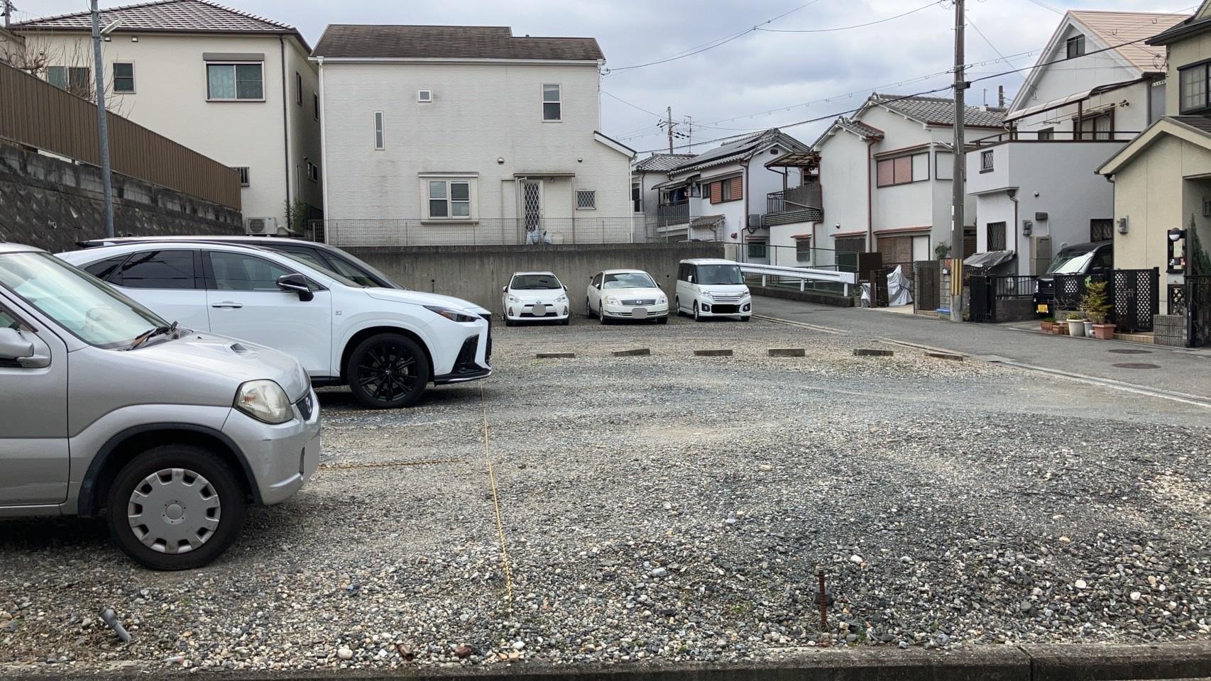 藤阪元町村岡駐車場の外観・駐車場イメージ1枚目