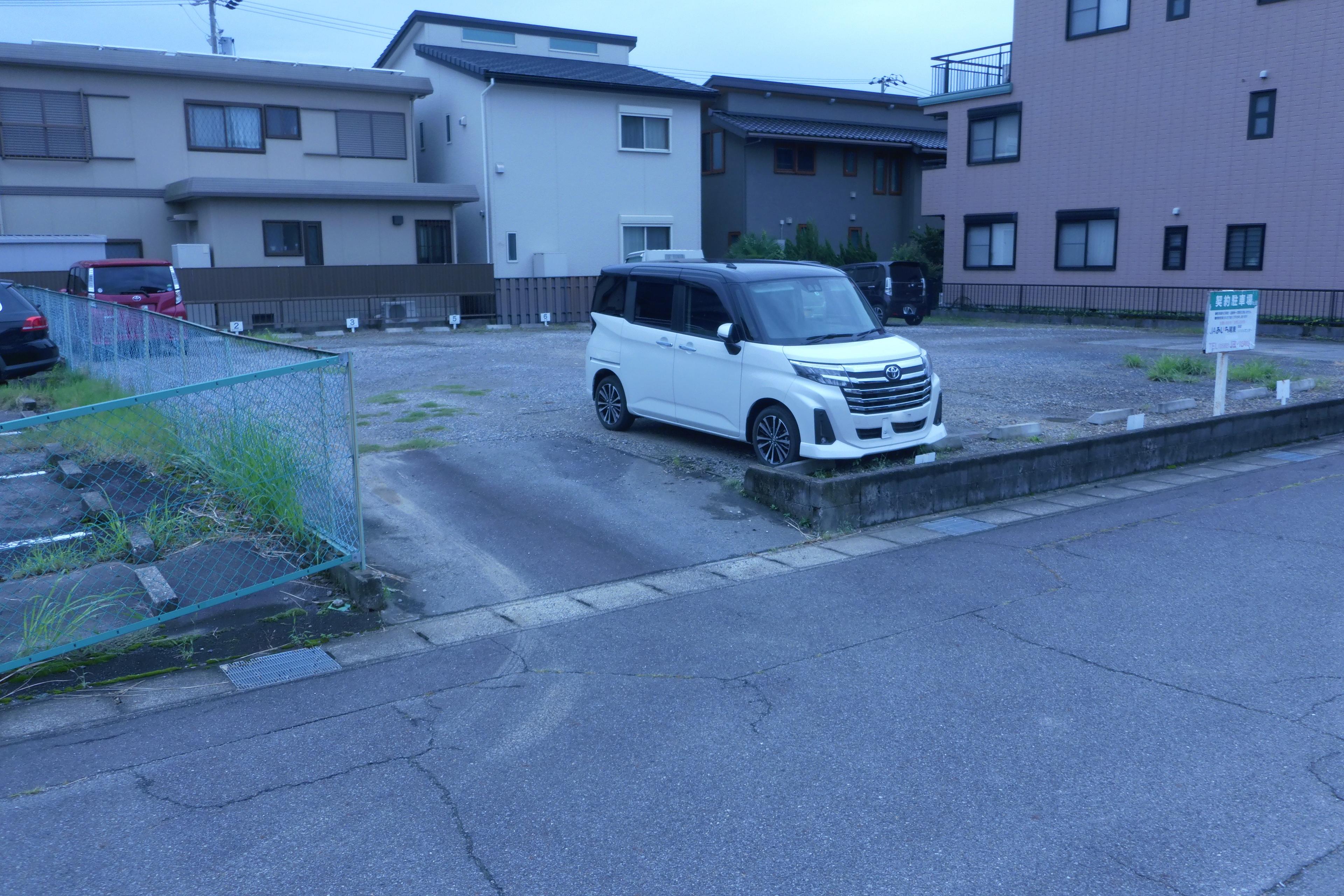 320088の外観・駐車場イメージ1枚目