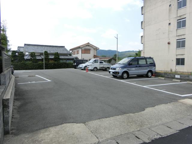 西勘ガレージの外観・駐車場イメージ1枚目