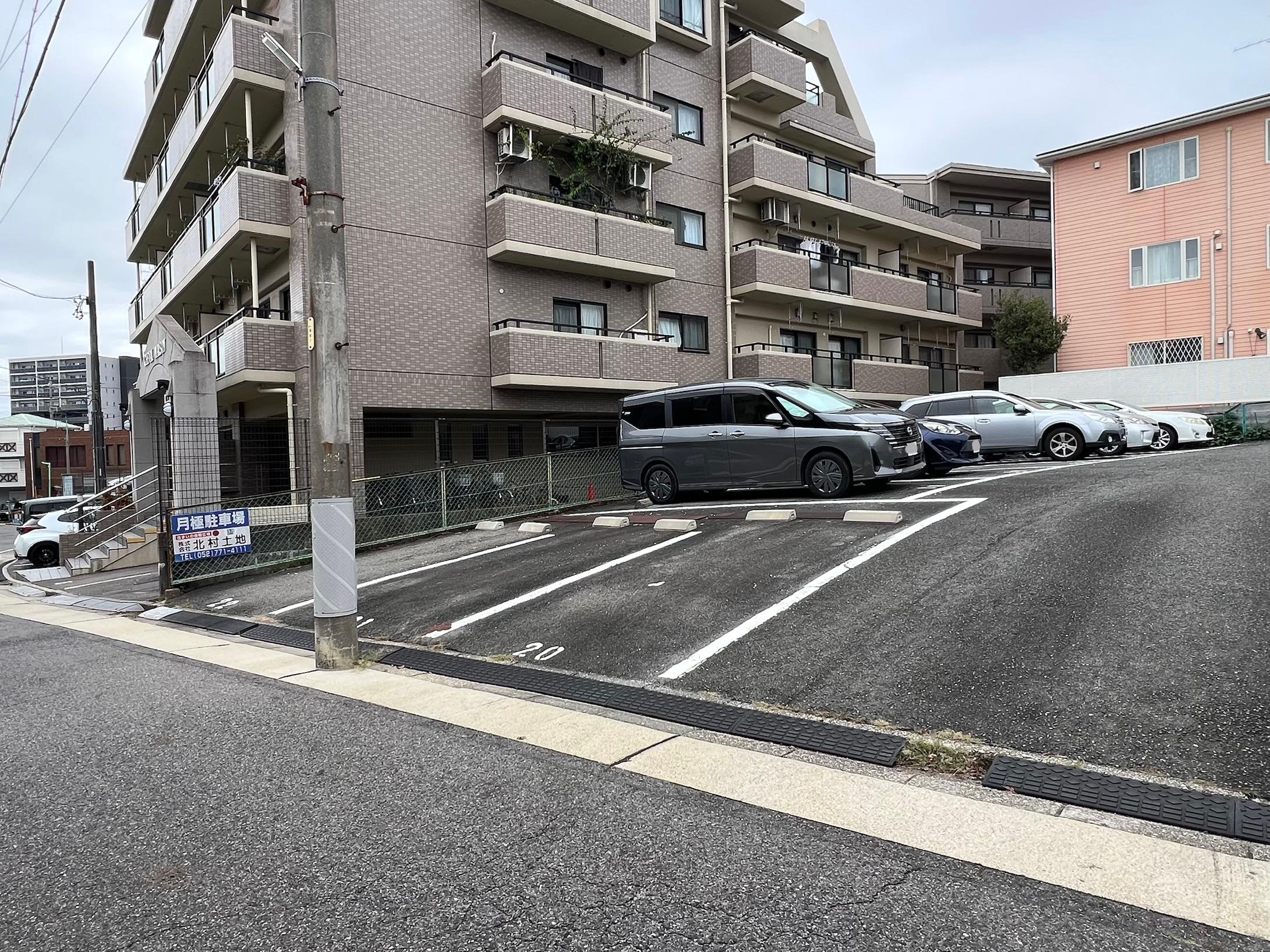 ロイヤル駐車場の外観・駐車場イメージ2枚目