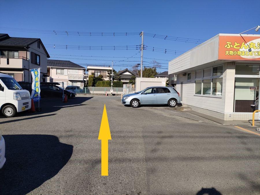 コインランドリー裏駐車場の外観・駐車場イメージ1枚目