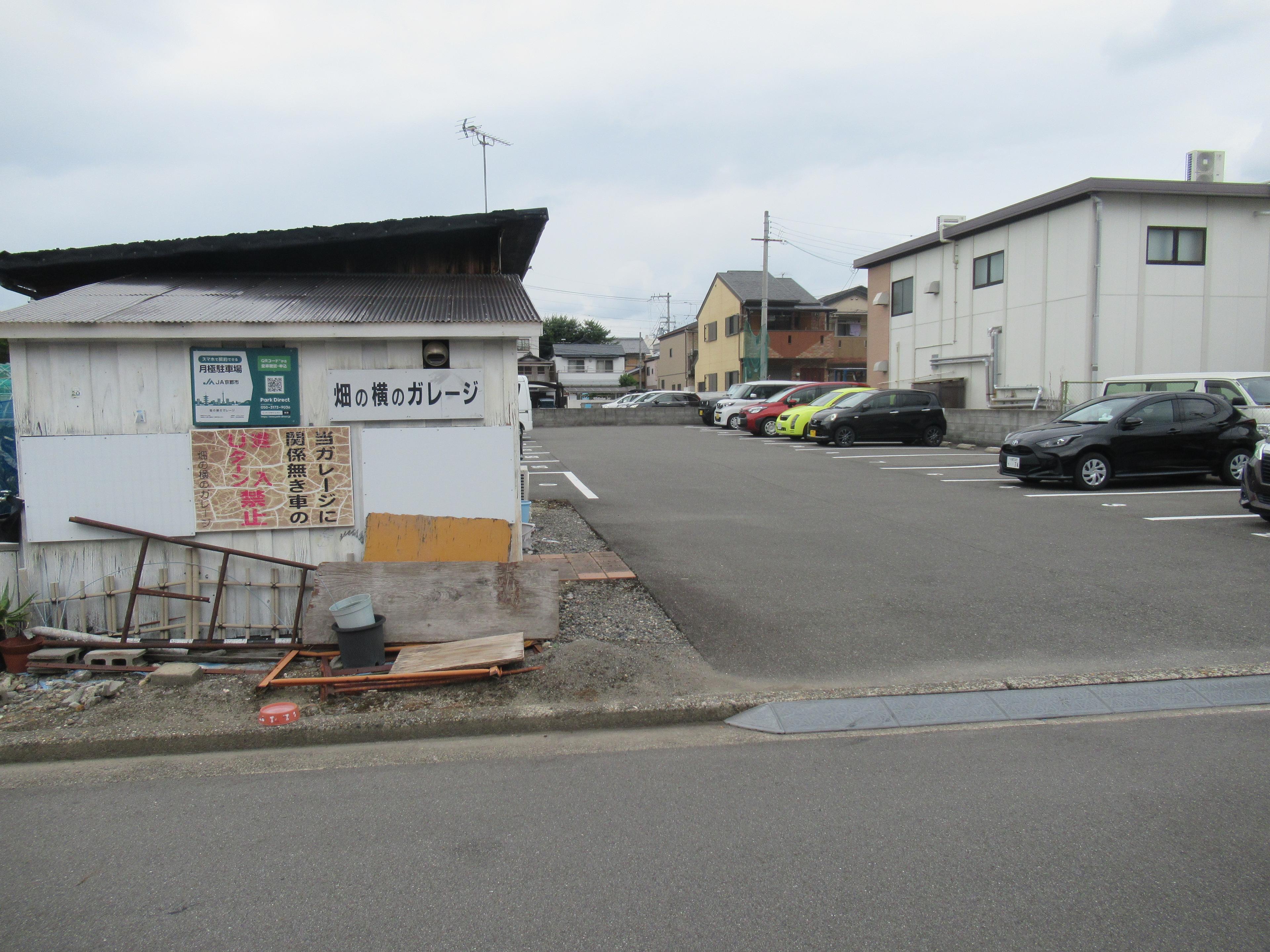 畑の横のガレージの外観・駐車場イメージ2枚目