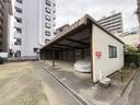 真和ガレージ（屋根付き）の駐車場