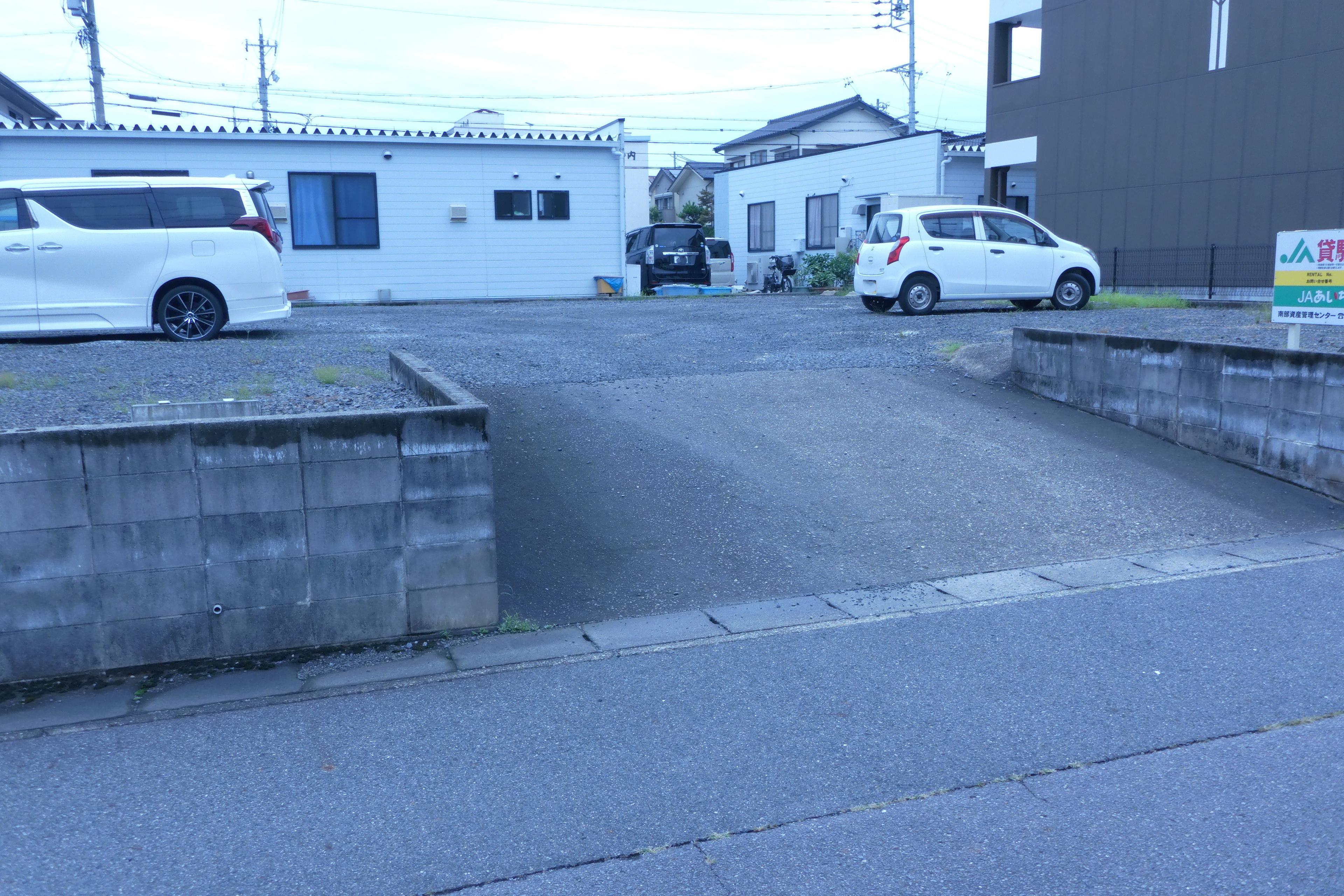 320037の外観・駐車場イメージ2枚目