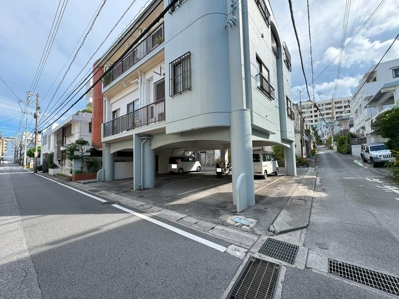 末吉アパートの外観・駐車場イメージ1枚目