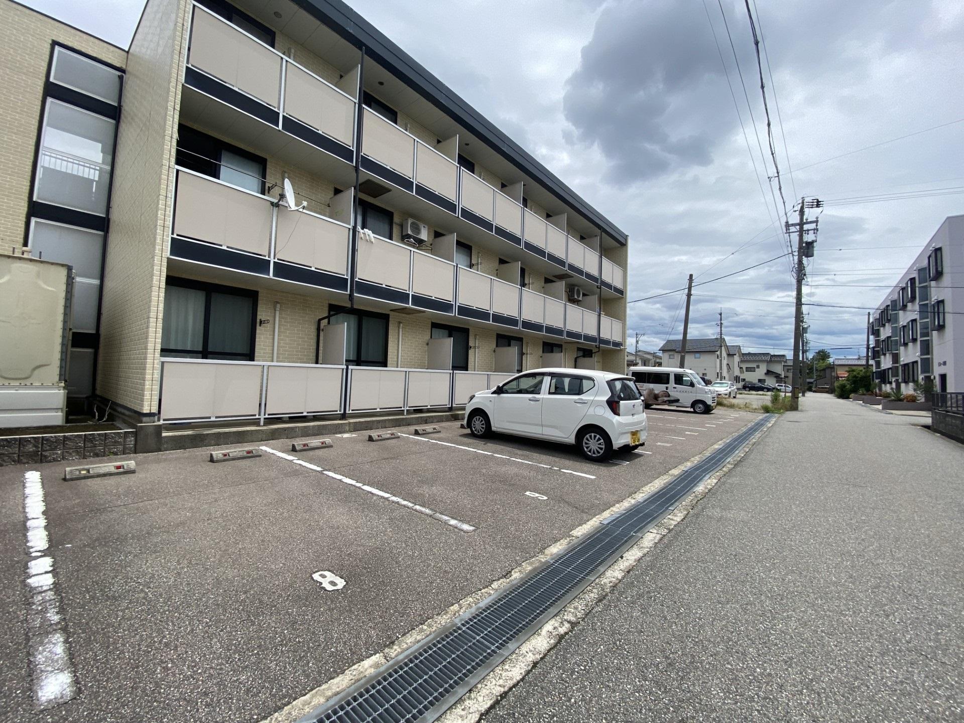 イーストＫⅣ(36920)の外観・駐車場イメージ1枚目