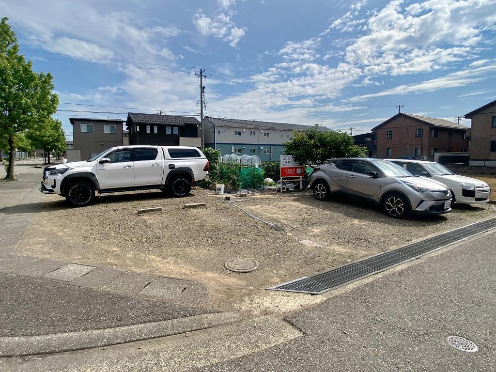 クワトロパーキングの外観・駐車場イメージ2枚目