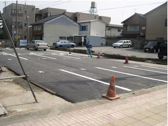 石引バス停前月極駐車場の外観・駐車場イメージ1枚目