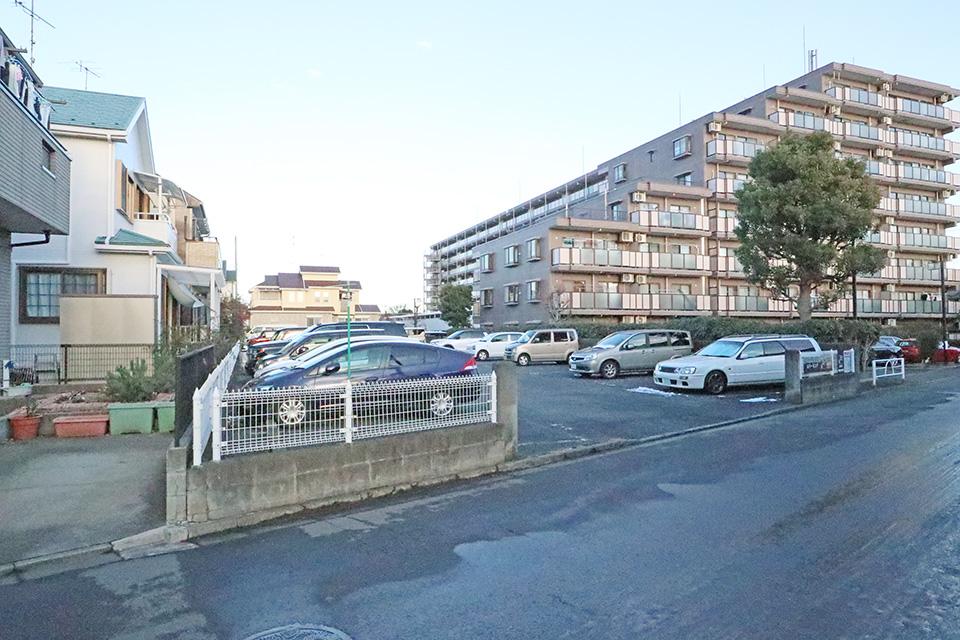 ラークヒルズAの外観・駐車場イメージ2枚目