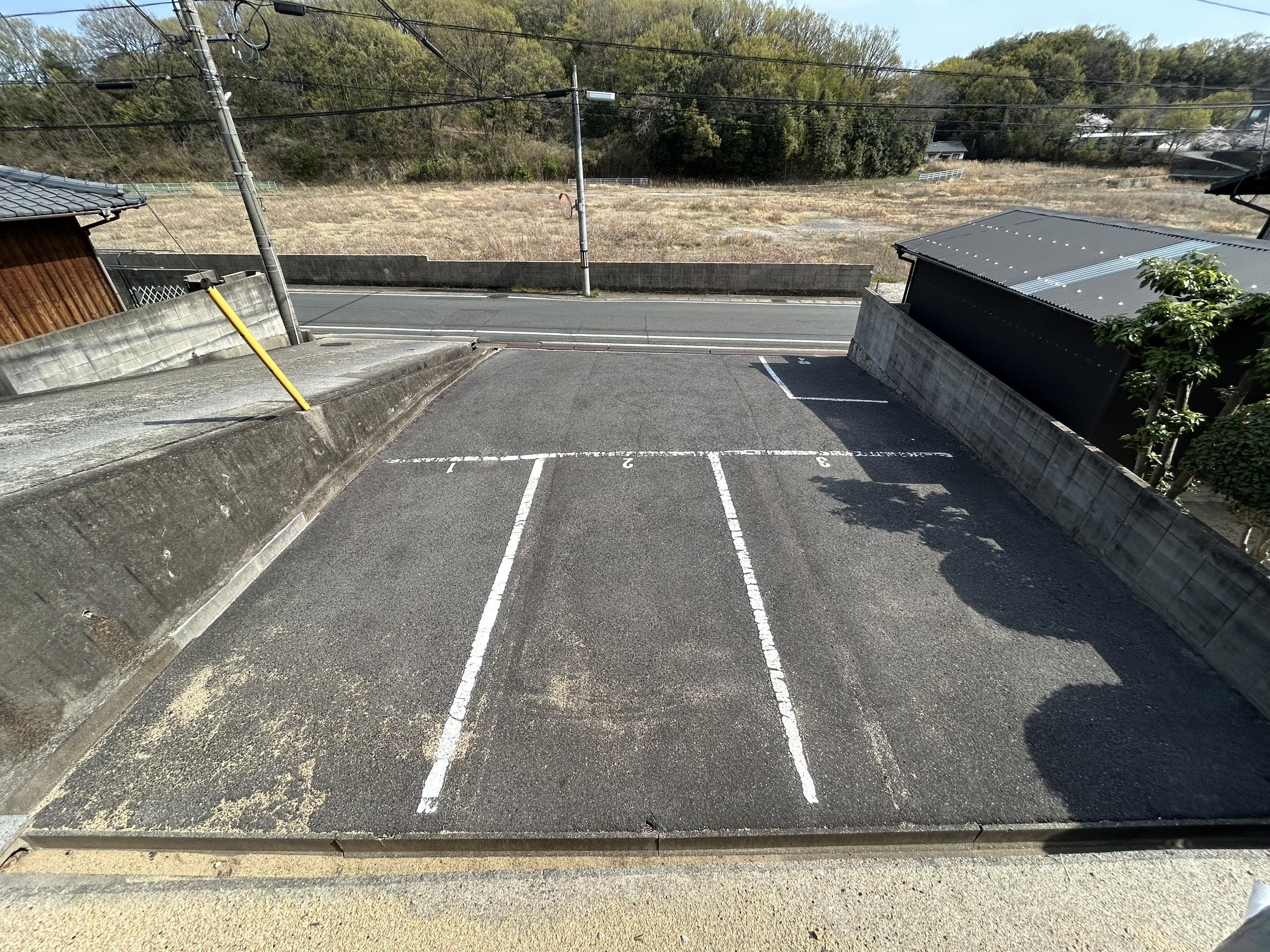 フレグランス・すがの法面下駐車場の外観・駐車場イメージ2枚目