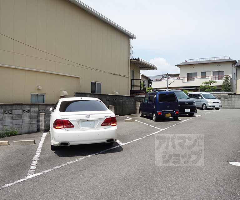 シャリエ石嶋Ⅱガレージの外観・駐車場イメージ2枚目