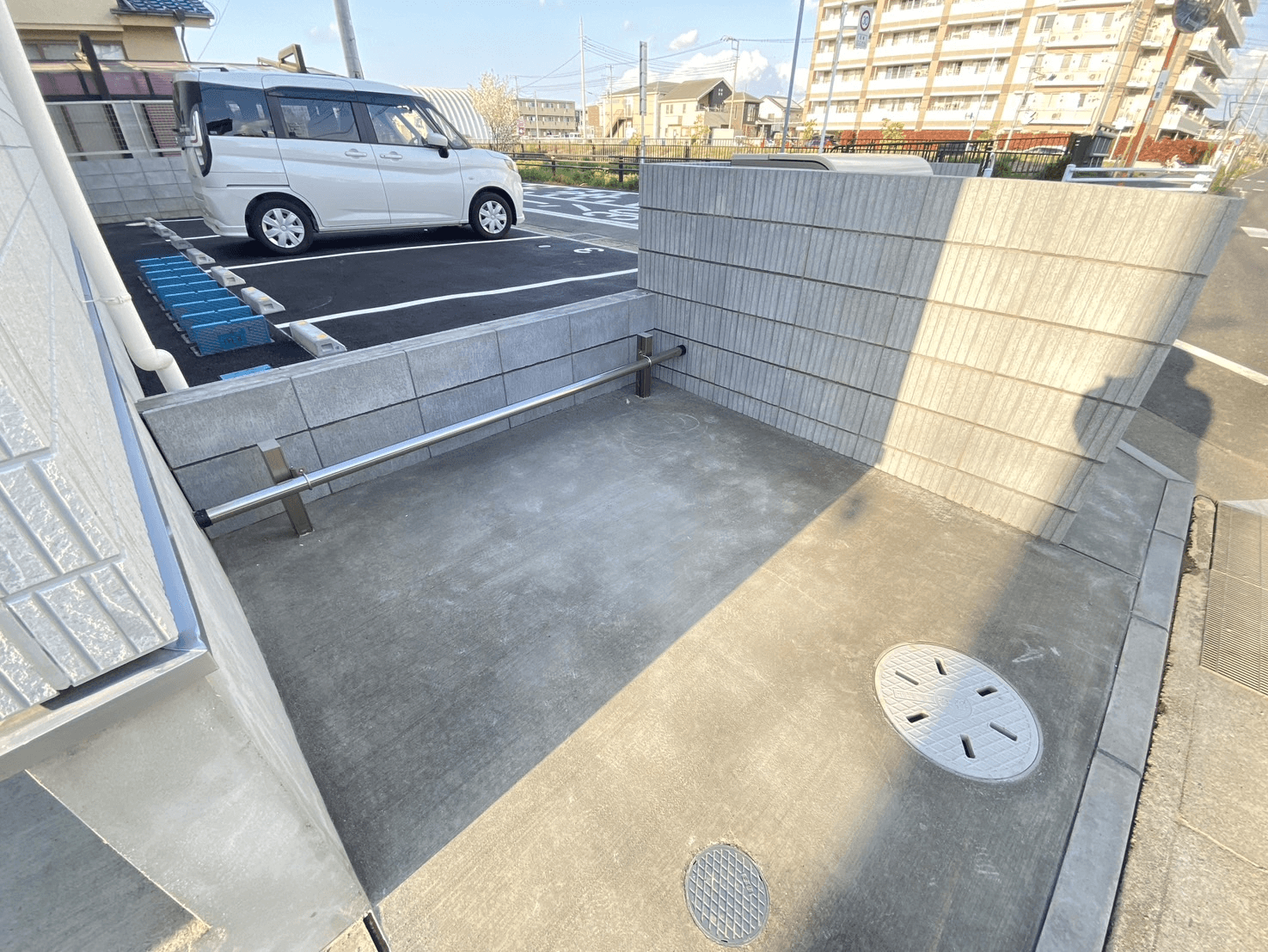 CB吉川ﾌｧｼﾘｽの外観・駐車場イメージ1枚目