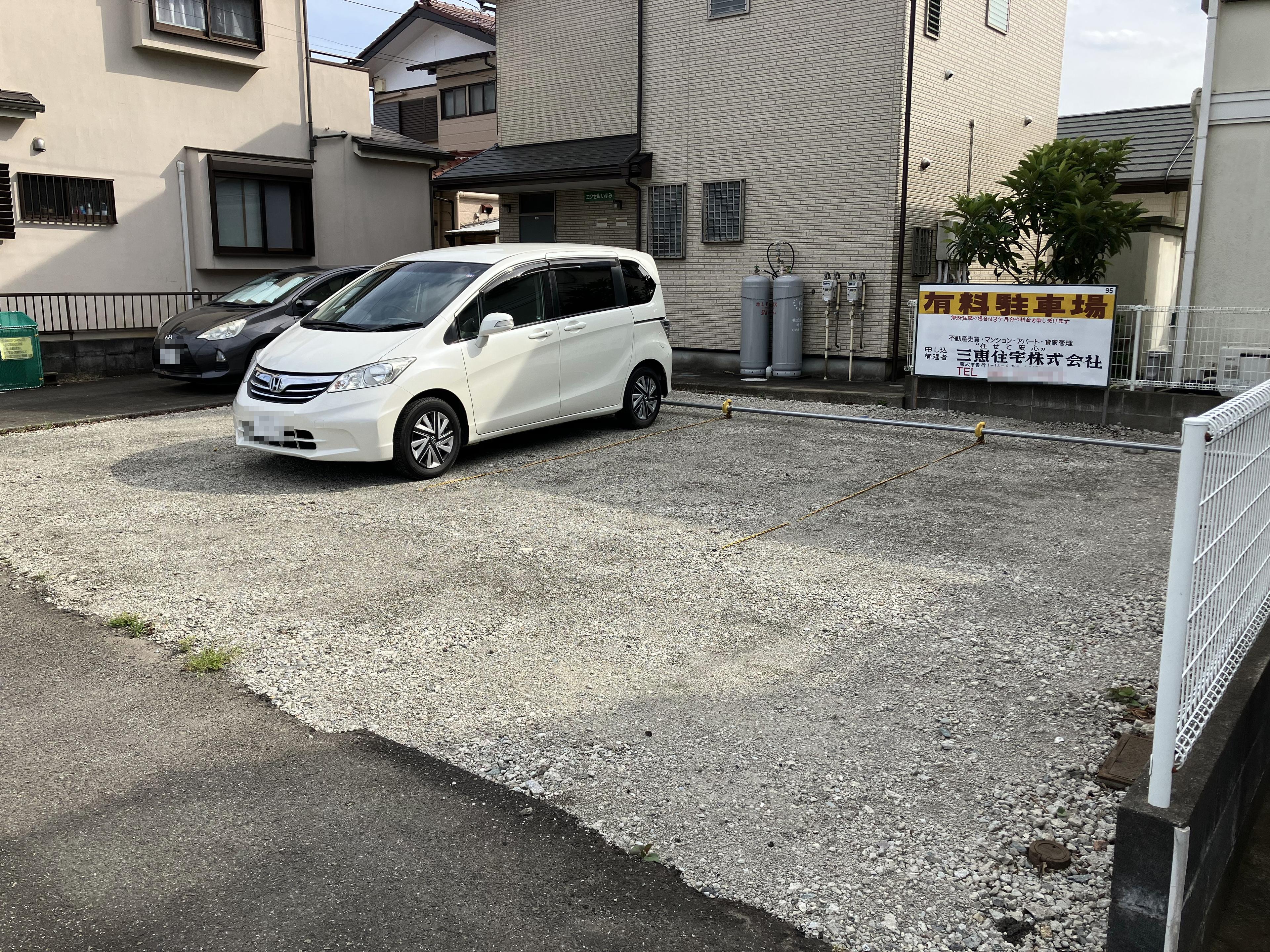 亀井野小泉駐車場の外観・駐車場イメージ1枚目