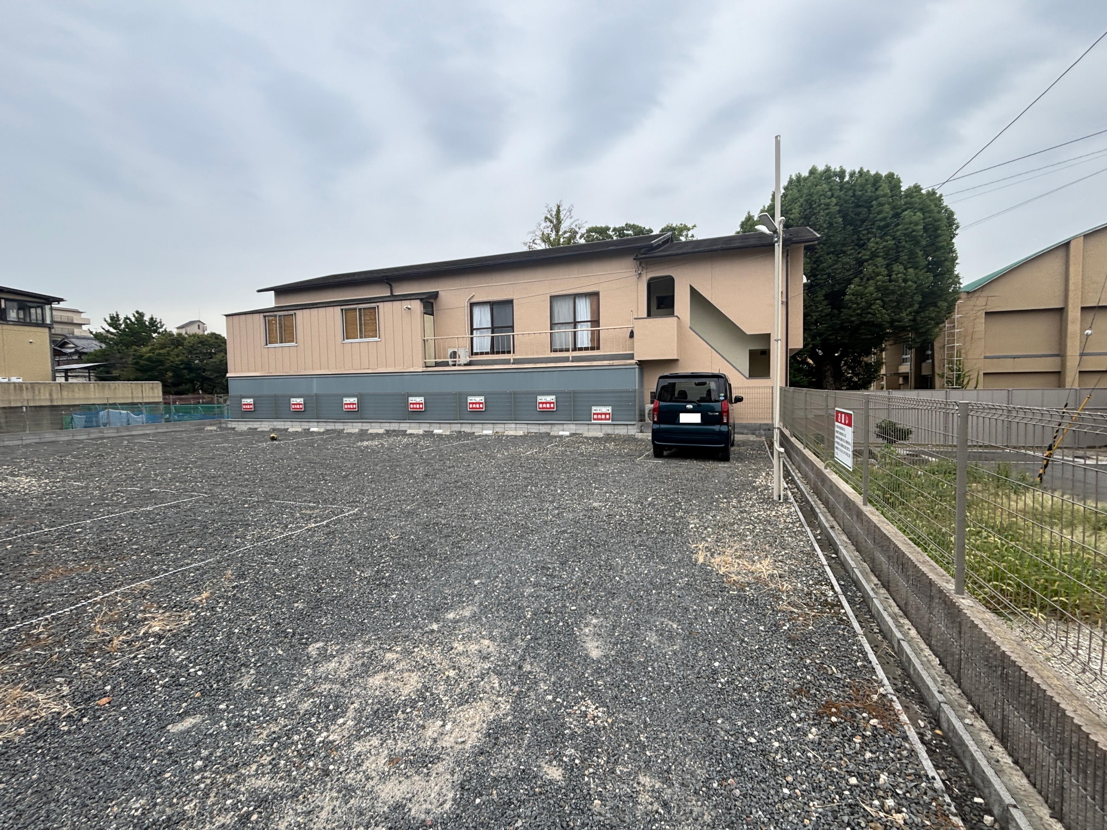 ユナイテッドガレージ深草関屋敷町の外観・駐車場イメージ1枚目