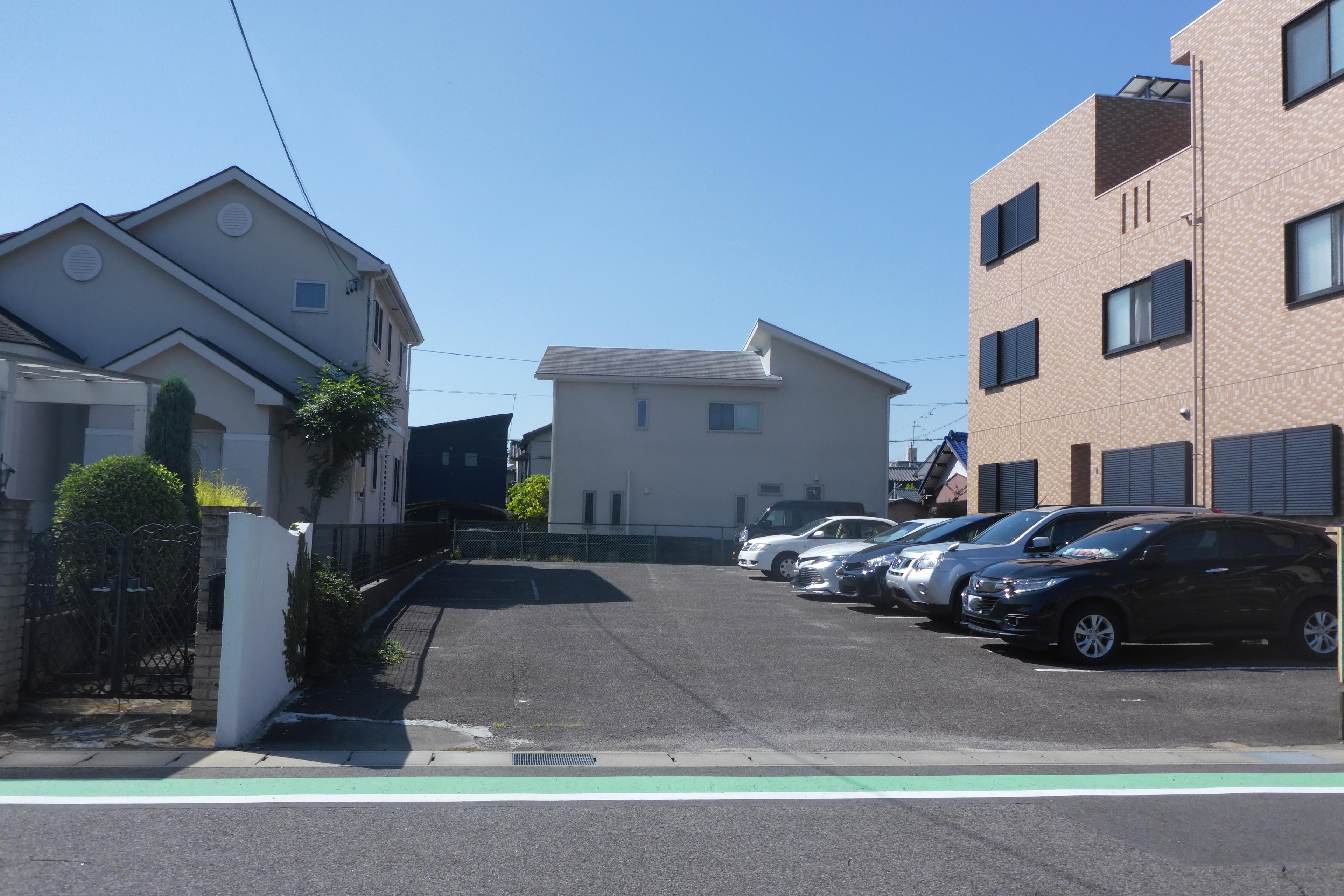 320012の外観・駐車場イメージ1枚目