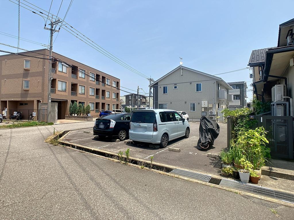 四季の街　ドゥ・モンターニュ春　敷地外駐車場の外観・駐車場イメージ3枚目