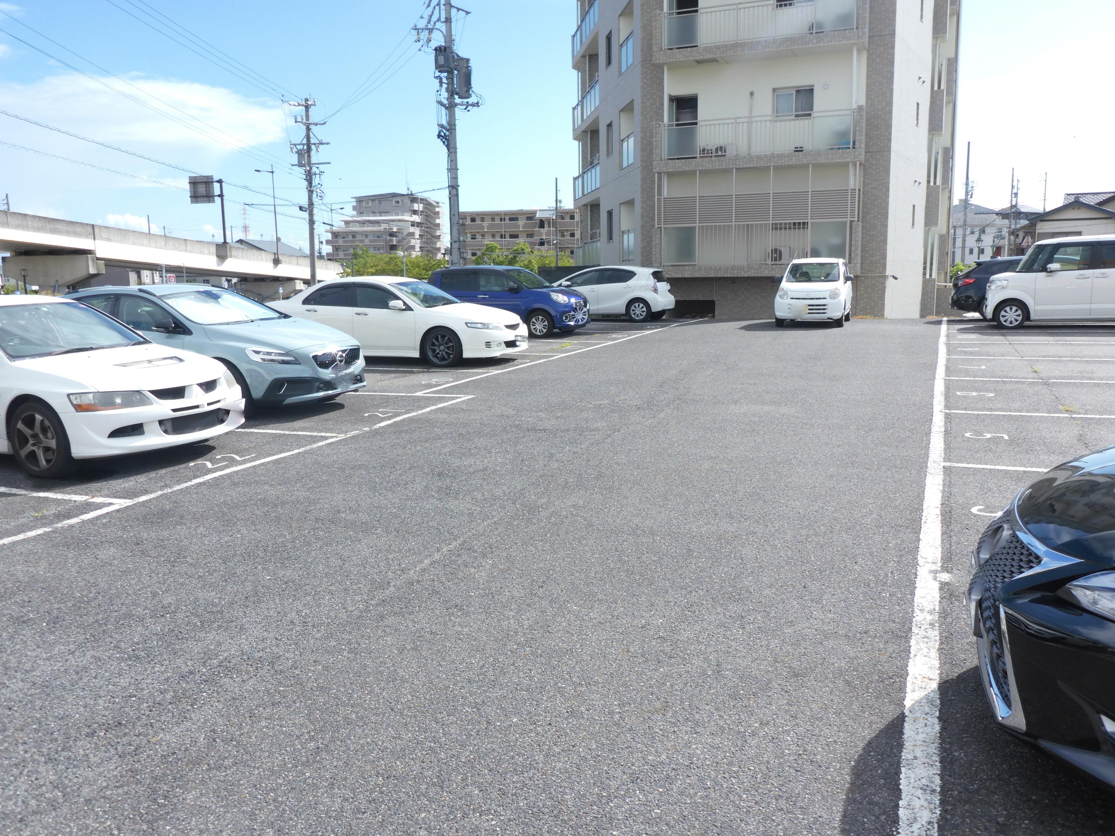 320068の外観・駐車場イメージ2枚目